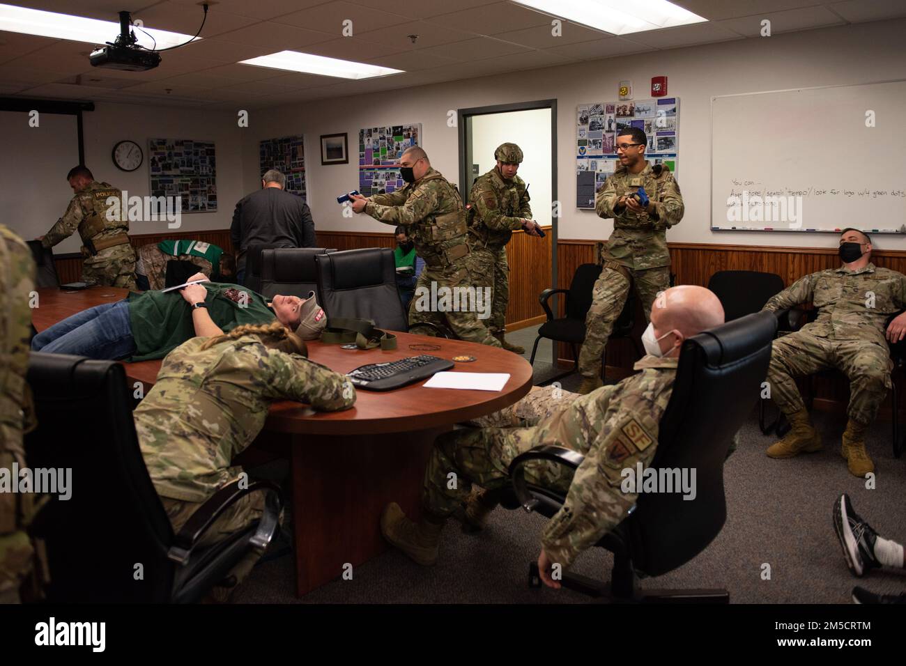 USA Air Force 366. Sicherheitsgeschwader Flugzeuge betreten einen Raum mit simulierten Opfern am Mountain Home Luftwaffenstützpunkt, Idaho, 2. März 2022. Dieses Szenario ist Teil einer Anti-Terror-Force-Protection-Amoklauf-Übung, die Airmen dabei hilft, sich auf reale Szenarien vorzubereiten. Stockfoto