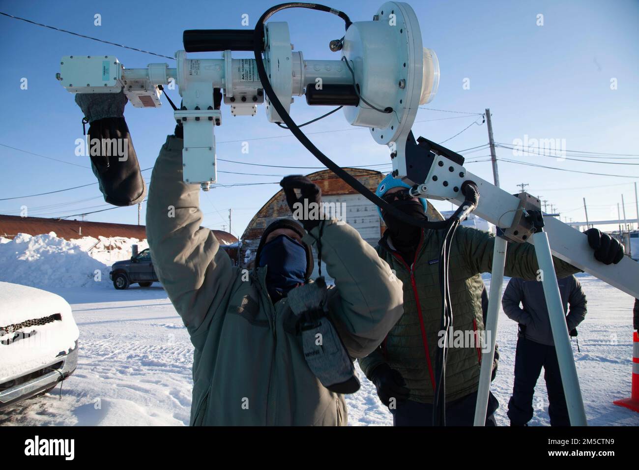 US-Mitglieder mit 72. Aufklärungsgeschwader des Nachrichtendienstes (ISRS) montieren und testen eine Antenne zur Unterstützung von Exercise ARCTIC EDGE 2022, einer US-amerikanischen Übung des Kommandos Nord, durchgeführt vom Kommando Alaskan, in Barrow, Alaska, 2. März 2022. AE22 bietet dem Special Operations Command North eine Plattform, um Spezialübungen mit hohem Kaliber unter extremen Wetterbedingungen zu demonstrieren. Stockfoto