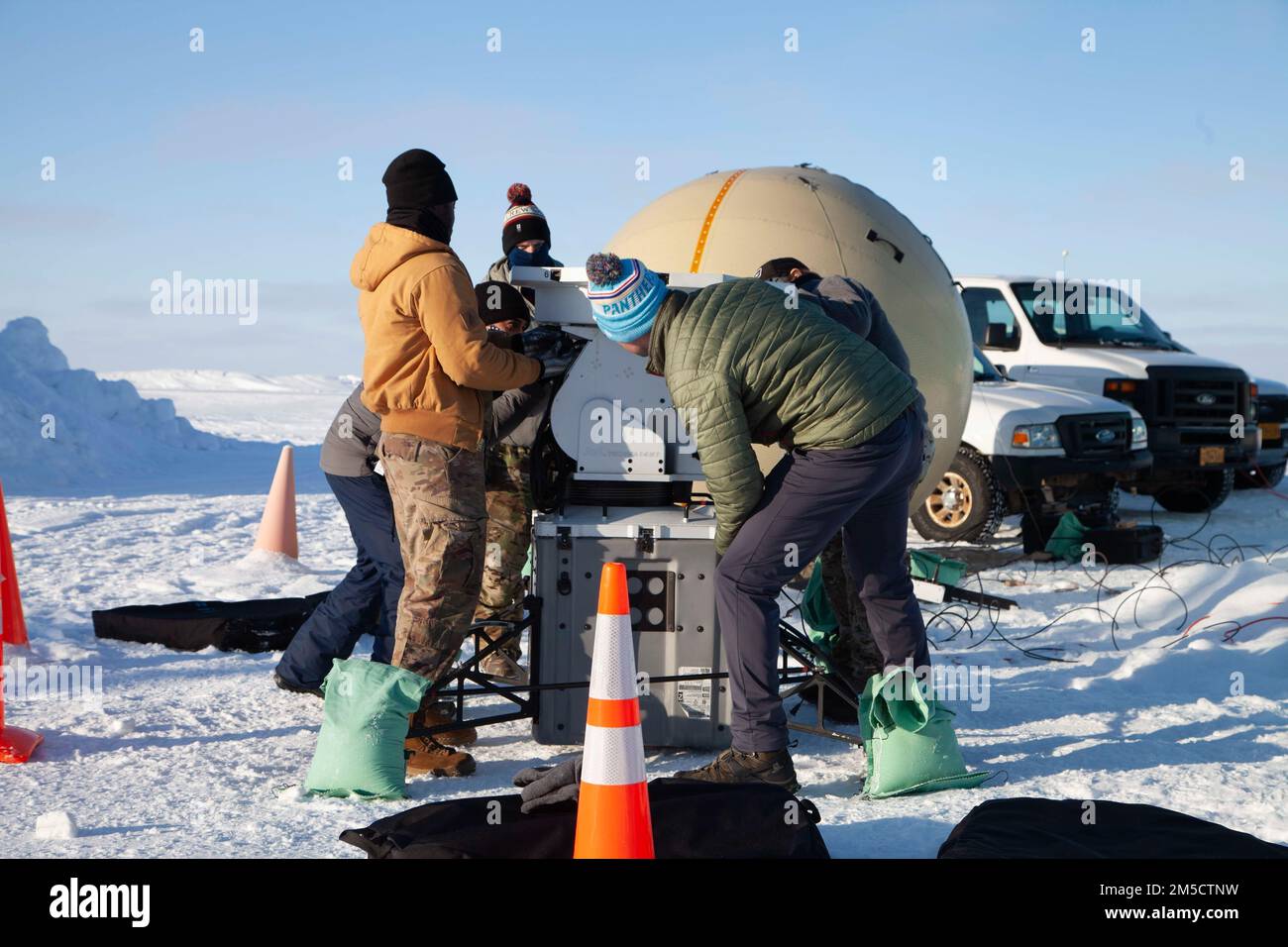 Mitglieder des Aufklärungsgeschwaders (ISRS) des Nachrichtendienstes 72. versammeln und testen eine Antenne in Barrow, Alaska, zur Vorbereitung des US-amerikanischen Arctic Edge 2022 Übung des nördlichen Kommandos, moderiert vom Alaska-Kommando. Arctic Edge bietet dem Special Operations Command North eine Plattform, um Spezialübungen mit hohem Kaliber unter extremen Wetterbedingungen zu demonstrieren. Stockfoto