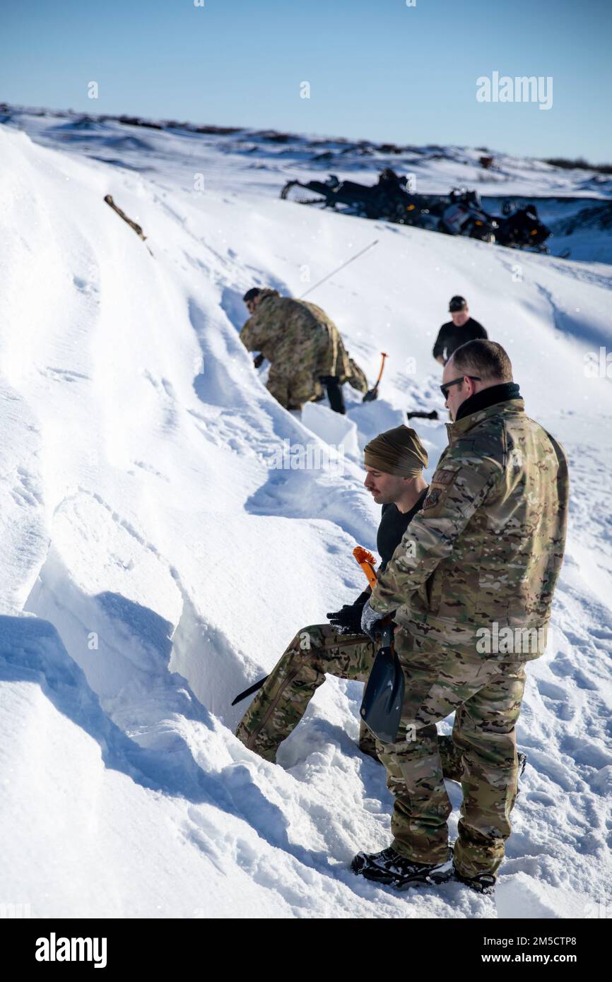 USA Air Force-Mitglieder der 123. Contingency Response Group, mit der Kentucky National Guard Practice, die Schneehöhlen für das Training bei extrem kaltem Wetter während des Trainings Arctic Eagle-Patriot 2022 in Nome, Alaska, 2. März 2022 baut. Die gemeinsame Übung Arctic Eagle-Patriot 2022 erhöht die Fähigkeit der Nationalgarde, in rauen, extrem kalten Witterungsbedingungen in Alaska und der Arktis zu operieren. AEP22 verbessert die Fähigkeit militärischer und ziviler interinstitutioneller Partner, auf eine Vielzahl von Notfall- und Heimatschutzmissionen in Alaska und der Arktis zu reagieren. Stockfoto