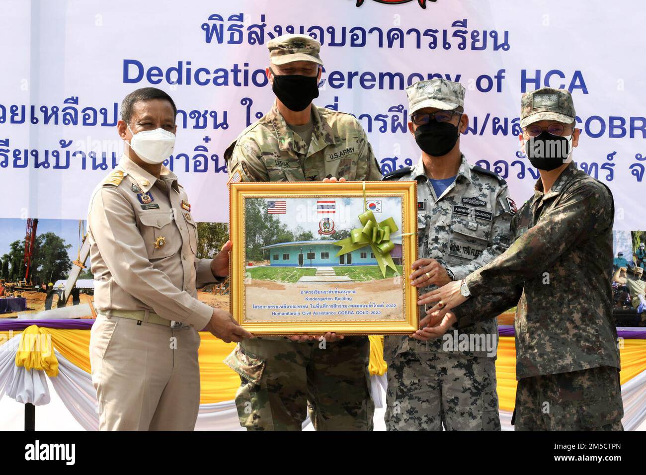 Anführer der kombinierten indo-pazifischen Einheit posieren mit einem Bild des neu gebauten Schulhauses während der Einweihungszeremonie im Rahmen der Cobra Gold 2022 in Rayong, Provinz Rayong, Königreich Thailand, 2. März 2022. CG 22 ist die 41. Wiederholung der internationalen Ausbildungsübung, die die Bereitschaft unterstützt und die Koordinierung in den Bereichen Bürgeraktion, humanitäre Hilfe und Katastrophenhilfe betont. Vom 22. Februar bis zum 4. März 2022 wird diese jährliche Veranstaltung an verschiedenen Orten im gesamten Königreich Thailand durchgeführt, um die Fähigkeiten, Kapazitäten und Interoperabilität der Partner Nat zu verbessern Stockfoto