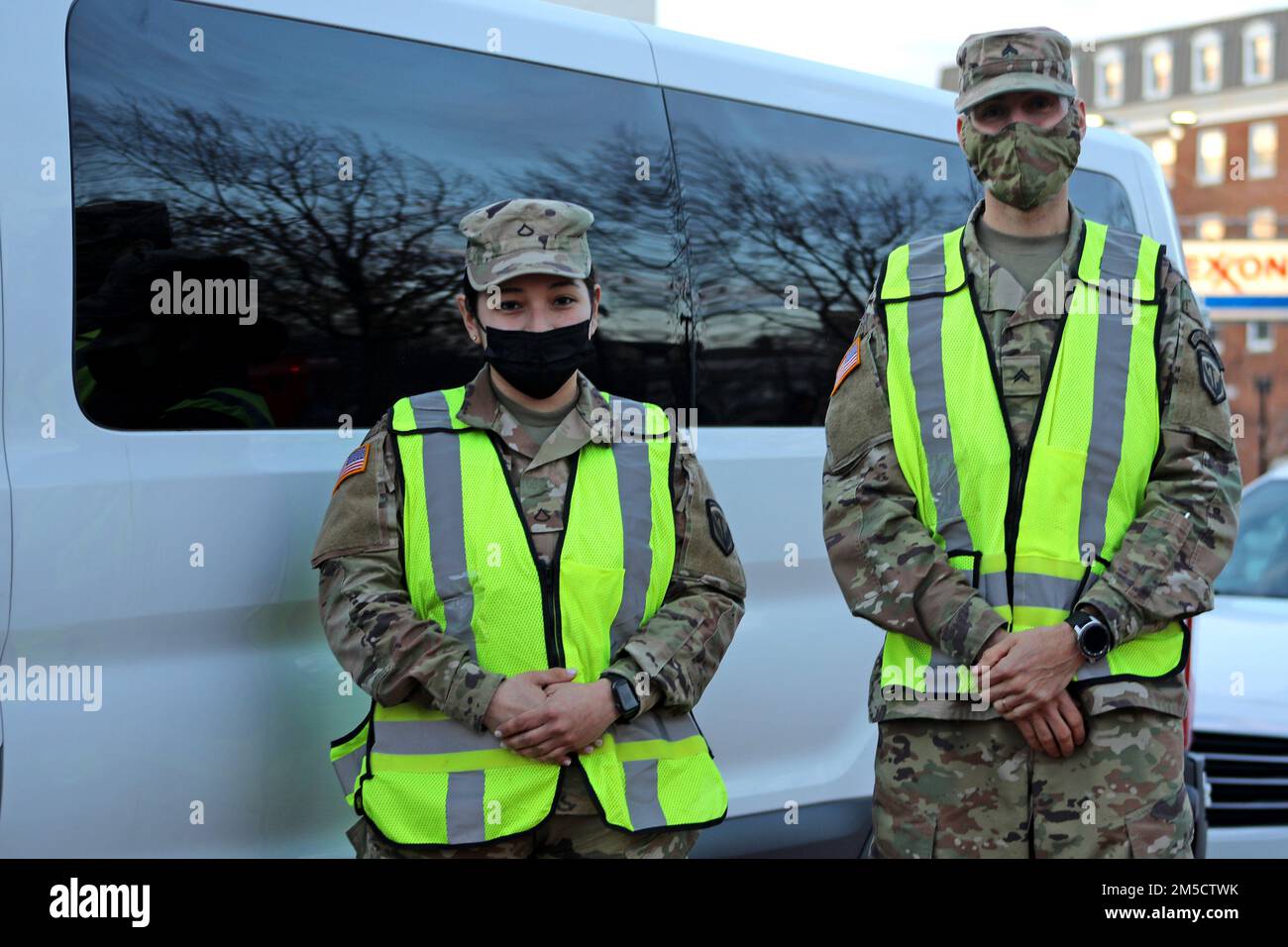 PFC. Karla Muchotrigo und CPL. Pedro Gonzalez, beide Militärpolizei der 508. Military Police Company, 42. Regional Support Group, New Jersey National Guard (NJNG), Mann A USA Von der Capitol Police (USCP) ausgewiesener Verkehrskontrollpunkt im District of Columbia, 1. März 2022. Etwa 100 NJNG-Soldaten wurden aktiviert, um Mitgliedern der Nationalgarde des District of Columbia bei der Unterstützung des D.C. zu helfen Metropolitan Police Department und USCP mit Verkehrskontrolle in Erwartung der Demonstrationen des Ersten Verfassungszusatzes im District of Columbia. Stockfoto