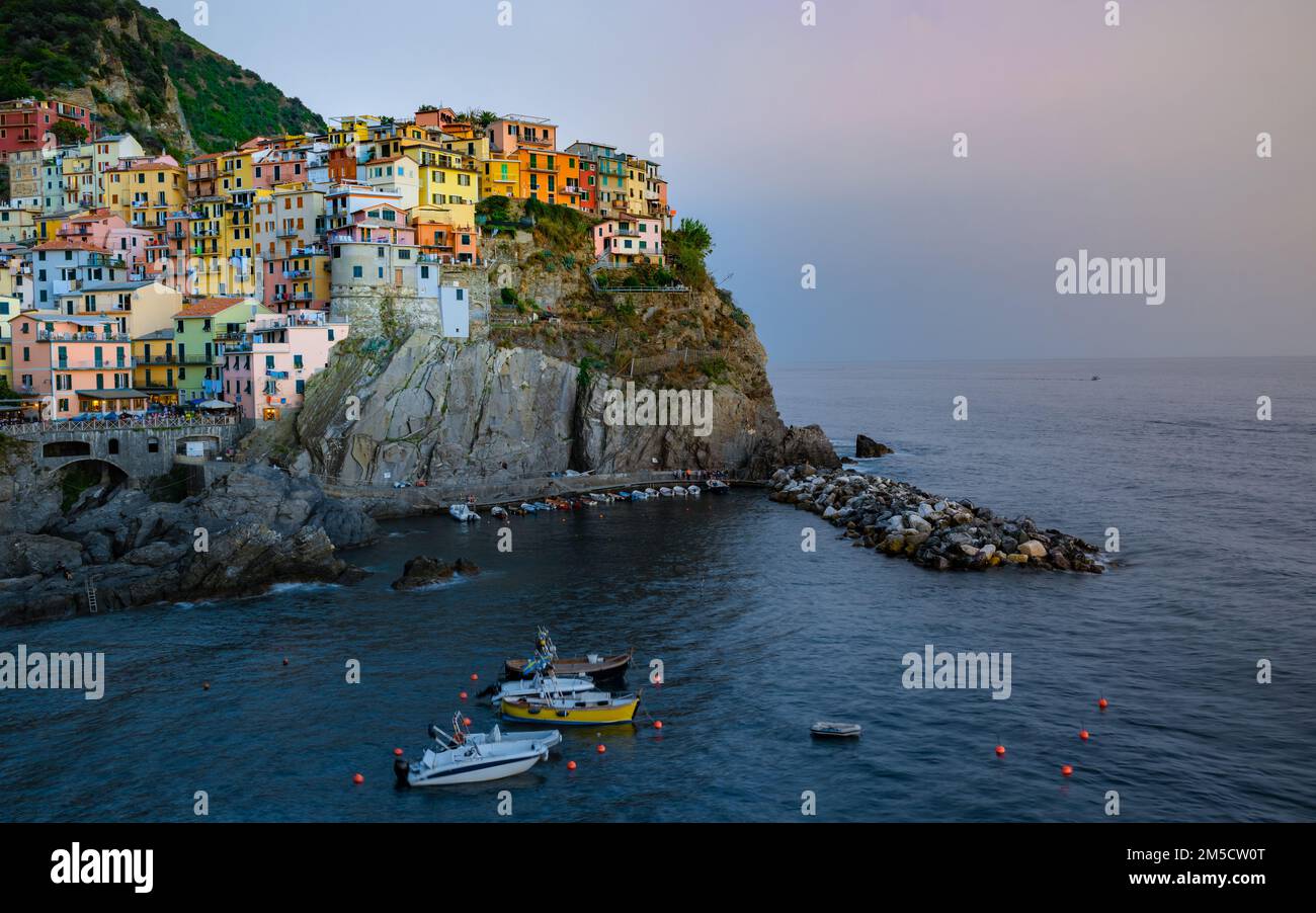 Abend im Manarola Village Cinque Terre Coast Italien. Farbenfrohe Stadt