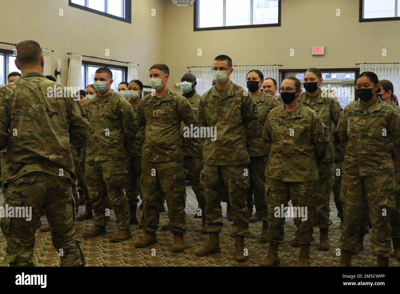 AKRON, Ohio – USA Das medizinische Team der Armee bereitet sich auf eine Preisverleihung im Homewood Suites in Akron, Ohio, am 2. März 2022 vor. USA Nördliches Kommando, durch die USA Army North ist nach wie vor entschlossen, das Verteidigungsministerium flexibel bei der COVID-Reaktion der gesamten Regierung zu unterstützen. Stockfoto