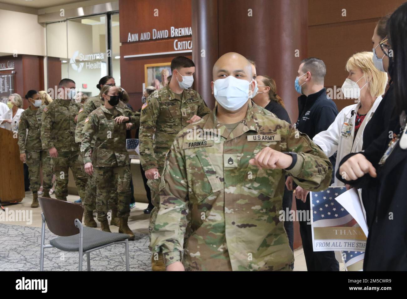 AKRON, Ohio – Mitarbeiter des Summa Health Centers sagen Auf Wiedersehen in die USA Medizinisches Team der Armee im Summa Health Center in Akron, Ohio, 2. März 2022. USA Nördliches Kommando, durch die USA Army North ist nach wie vor entschlossen, das Verteidigungsministerium flexibel bei der COVID-Reaktion der gesamten Regierung zu unterstützen. Stockfoto