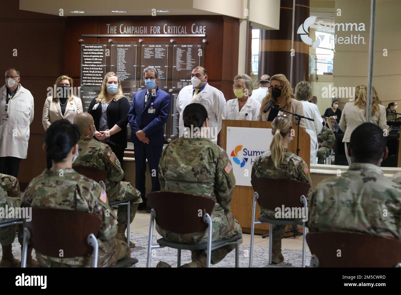 AKRON, Ohio – die Mitarbeiter des Summa Health Centers drücken ihre Wertschätzung für die USA aus Medizinisches Team der Armee im Summa Health Center in Akron, Ohio, 2. März 2022. USA Nördliches Kommando, durch die USA Army North ist nach wie vor entschlossen, das Verteidigungsministerium flexibel bei der COVID-Reaktion der gesamten Regierung zu unterstützen. Stockfoto