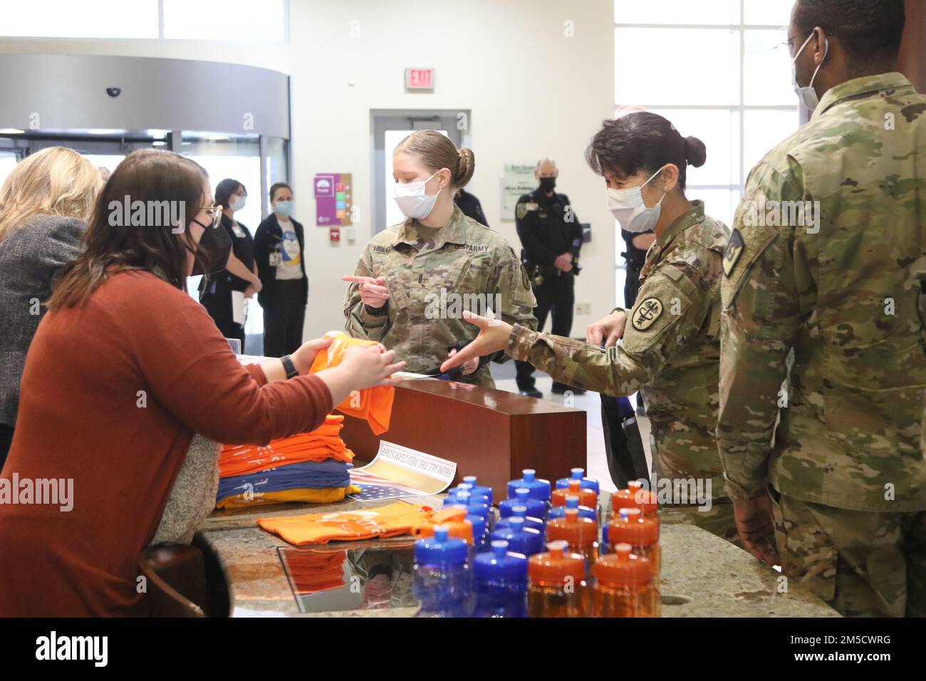 AKRON, Ohio – die Mitarbeiter des Summa Health Centers drücken ihre Wertschätzung mit einem kleinen Geschenk für die USA aus Medizinisches Team der Armee im Summa Health Center in Akron, Ohio, 2. März 2022. USA Nördliches Kommando, durch die USA Army North ist nach wie vor entschlossen, das Verteidigungsministerium flexibel bei der COVID-Reaktion der gesamten Regierung zu unterstützen. Stockfoto