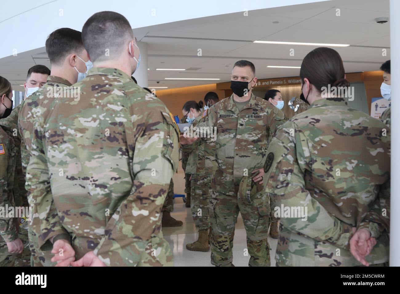 AKRON, Ohio – USA Oberstleutnant Matthew Woodruff, Ohio-Doppelstatus-Kommandant, begrüßt die USA Medizinisches Team der Armee, das das Summa Health Center in Akron, Ohio, unterstützte, 2. März 2022. USA Nördliches Kommando, durch die USA Army North ist nach wie vor entschlossen, das Verteidigungsministerium flexibel bei der COVID-Reaktion der gesamten Regierung zu unterstützen. Stockfoto
