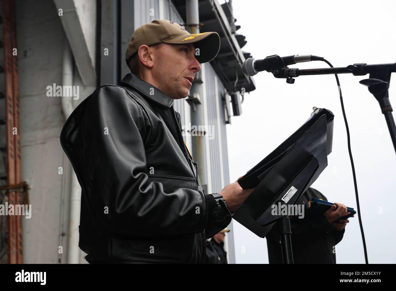 OSTCHINESISCHEN MEER (2. März 2022) Cmdr. Charles Jones, Executive Officer des Ticonderoga-Klasse-Guided-Raketenkreuzers USS Mobile Bay (CG 53), spricht während eines Anrufs des Kapitäns an die Gewinner. Die Abraham Lincoln Strike Group befindet sich in einem geplanten Einsatz im US-7.-Flottenbereich, um die Interoperabilität durch Allianzen und Partnerschaften zu verbessern und gleichzeitig als einsatzbereite Truppe zur Unterstützung einer freien und offenen Region Indo-Pacific zu fungieren. Stockfoto