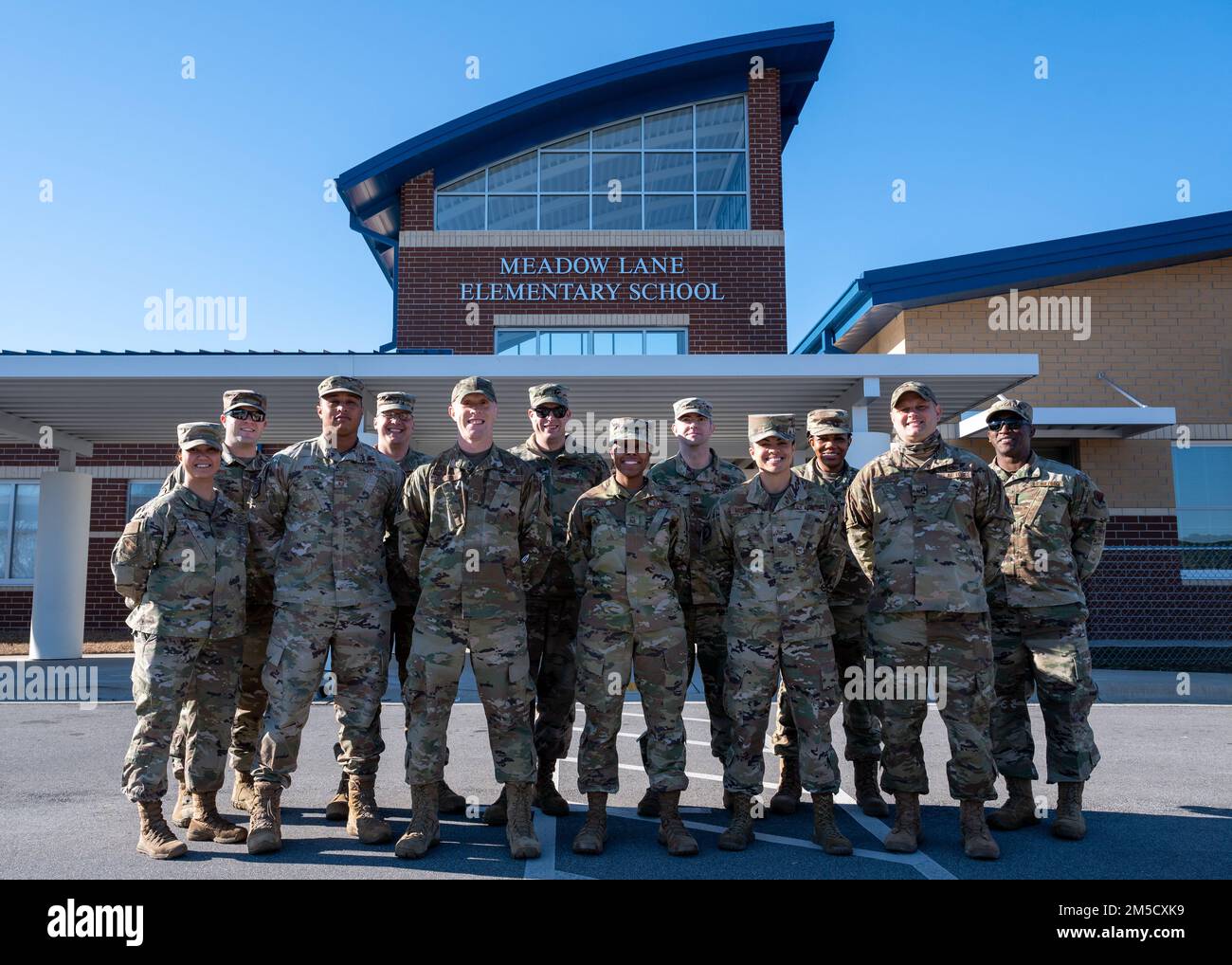 Mitglieder des Seymour Johnson Air Force Base First Sergeant Council besuchen Meadow Lane Elementary School, Goldsboro, North Carolina, 2. März 2022. Die Airmen besuchten während der Read Across America Week, um Studenten in der örtlichen Gemeinde Bücher vorzulesen. Stockfoto