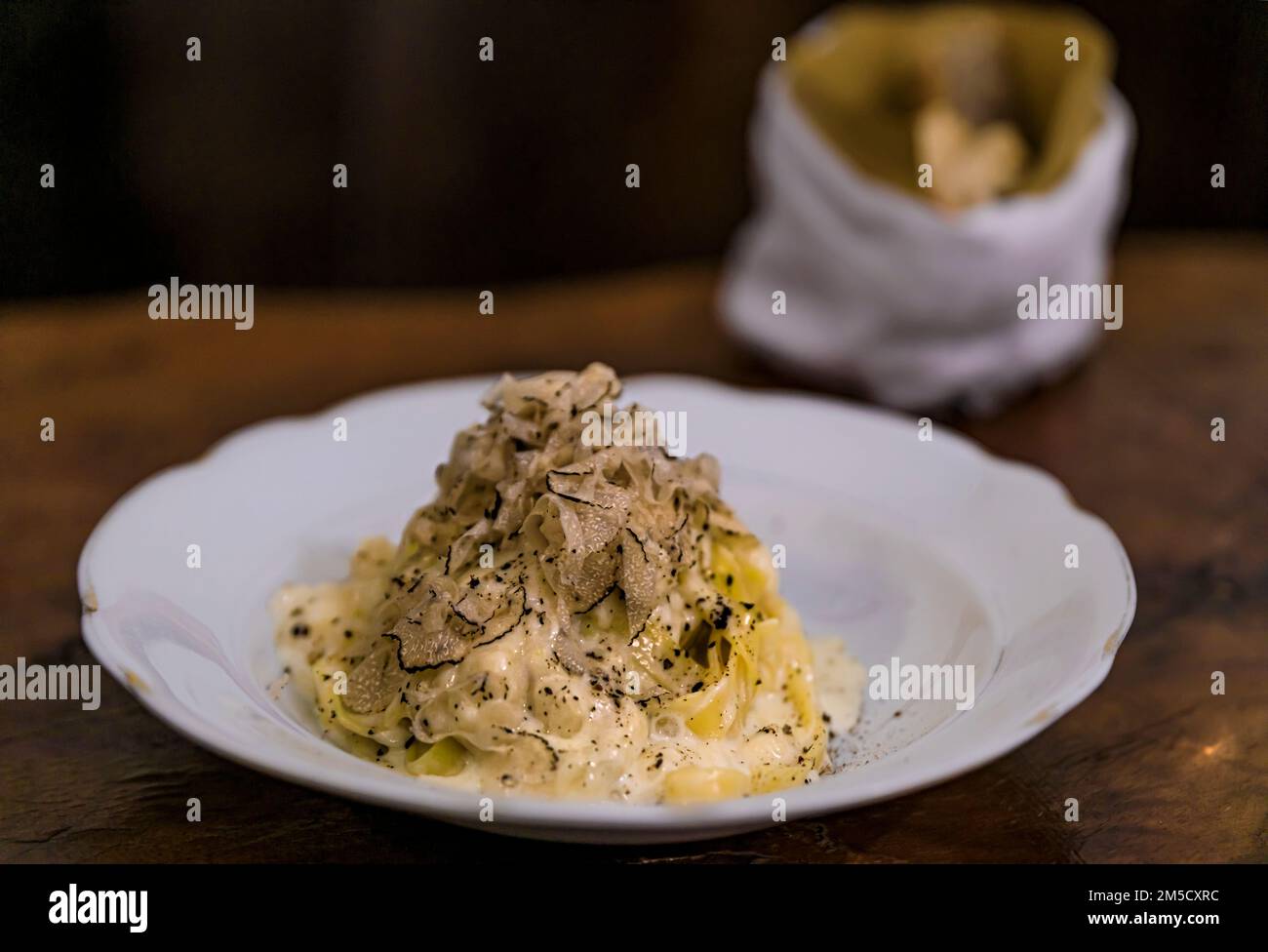 Frische Pasta mit Trüffelsauce, gekocht in einem Pecorino-Käserad mit rasierten schwarzen Trüffeln in einem italienischen Restaurant, Centro Storico, Florenz, Italien Stockfoto