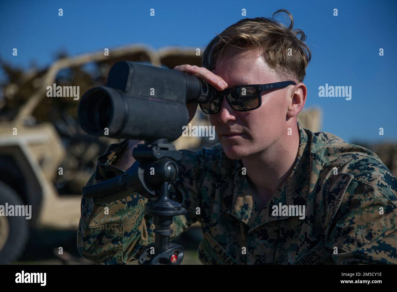 U.S. Marine Corps Sgt. Canarie Bradley, eine gebürtige Merritt Island, Florida, und eine Bodenelektronikübertragungs-Systembetreuerin mit 2D Light Armored Reconnaissance Bataillon, 2D Marine Division, betreibt während der Littoral Exercise II (LEX II) am Marine Corps Auxiliary Landing Field Bogue, North Carolina, 2. März 2022 ein Spektiv. Während der LEX II versuchen Marineinfanteristen und Matrosen, ihre Fähigkeit zu üben, das Zwangsverhalten eines fiktiven Gegners zu entmutigen und direkt durch Abschreckung mit fortschrittlichen Technologiesystemen beizutragen. Die Division testete neue Taktiken und Trainings mit Multi-Domain Stockfoto