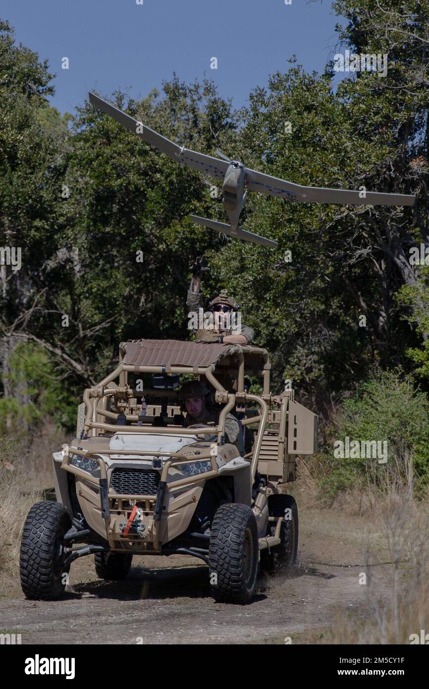 USA Marines mit 2D leichten gepanzerten Aufklärungsbataillons, 2D Marine Division, starten einen RQ-20 Puma während Littoral Exercise II (LEX II) am Marine Corps Auxiliary Landing Field Bogue, North Carolina, 2. März 2022. Während des LEX II-Programms wollen Marines und Matrosen ihre Fähigkeit üben, das Zwangsverhalten eines fiktiven Gegners zu unterbinden, und direkt durch Abschreckung mit fortschrittlichen Technologiesystemen dazu beitragen. Die Abteilung testete neue Taktiken und Schulungen mit multidisziplinären Aufklärungs- und Gegenaufklärungsteams gemäß Force Design 2030. Stockfoto