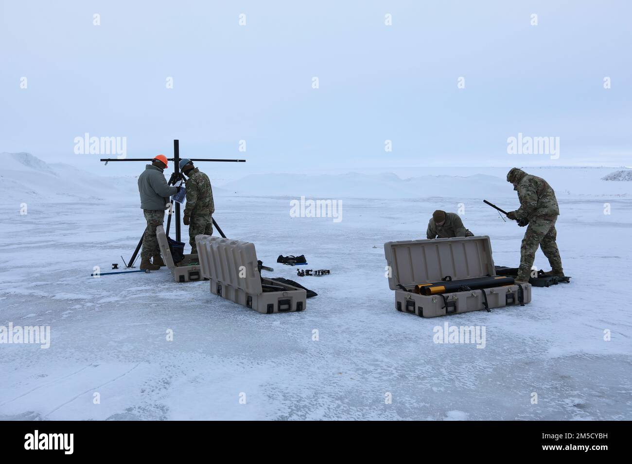Flugzeuge des 168.-Flügelfunkflugs bauen einen tragbaren UHF-Funkmast zusammen, der die Kommunikation zu Funksystemen außerhalb des lokalen Gebiets in Nome, Alaska, 2. März erweitert. Alaska Training Arctic Eagle-Patriot 2022 erhöht die Fähigkeit der Nationalgarde, in rauen, extrem kalten Witterungsbedingungen in Alaska und der Arktis zu operieren. AEP22 verbessert die Fähigkeit militärischer und ziviler interinstitutioneller Partner, auf eine Vielzahl von Notfall- und Heimatschutzmissionen in Alaska und der Arktis zu reagieren. Stockfoto