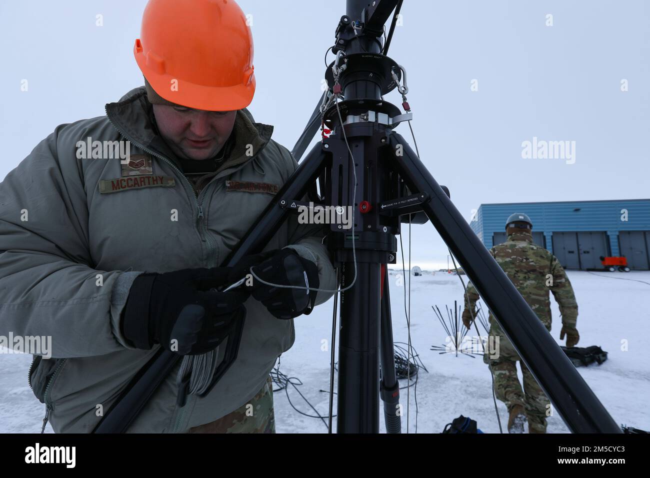 168. Wing Communications Flight Airmen Staff Sgt. Shawn McCarthy baut einen tragbaren UHF-Funkmast auf, der die Kommunikation auf Funksysteme außerhalb des lokalen Gebiets in Nome (Alaska), März 2, ausdehnt. Alaska Training Arctic Eagle-Patriot 2022 erhöht die Fähigkeit der Nationalgarde, in rauen, extrem kalten Witterungsbedingungen in Alaska und der Arktis zu operieren. AEP22 verbessert die Fähigkeit militärischer und ziviler interinstitutioneller Partner, auf eine Vielzahl von Notfall- und Heimatschutzmissionen in Alaska und der Arktis zu reagieren. Stockfoto