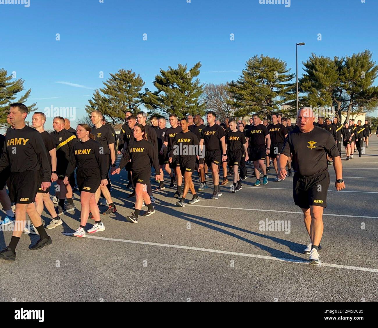 Das Blanchfield Army Community Hospital und die Soldaten der Fort Campbell Soldier Recovery Unit absolvierten im März 2 einen Abschiedsbrigade-Lauf mit Kommandoleiter Major Daniel Santiago, dem rangierten Anführer des Krankenhauses, vor seiner Zeremonie zum Verantwortungswechsel Ende der Woche. Santiago wird nach 27 Jahren in der Armee aus dem Dienst ausscheiden. Stockfoto