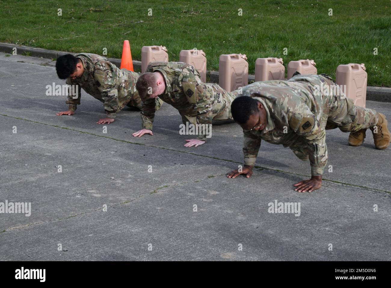 USA Soldiers, 39. Signal Strategic Battalion führen während des 39. Signal Strategic Battalion Best Warrior Competition am 02. März 2022 Liegestütze in einer Stressübung auf dem Engagement Skill Trainer, Chièvres Air Base, Belgien, durch. (USA Geburtsdatum: 19.10.1956 Stockfoto