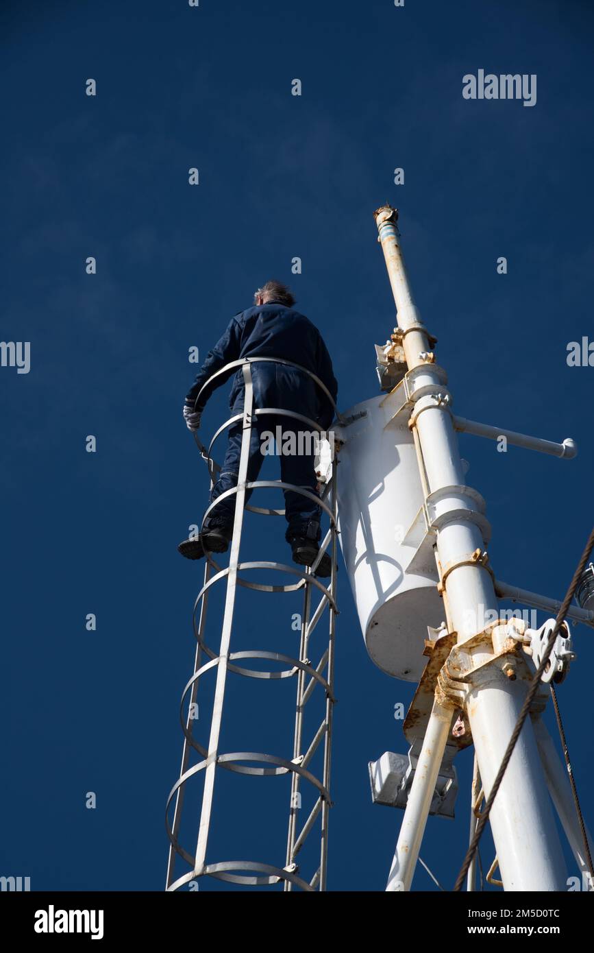 Ein Krähennest auf dem Hauptmast des ehemaligen walfängers Reina ist heute ein Ausflugsziel für Walbeobachtungstouren in der Nähe von Andenes in Nordnorwegen. Stockfoto