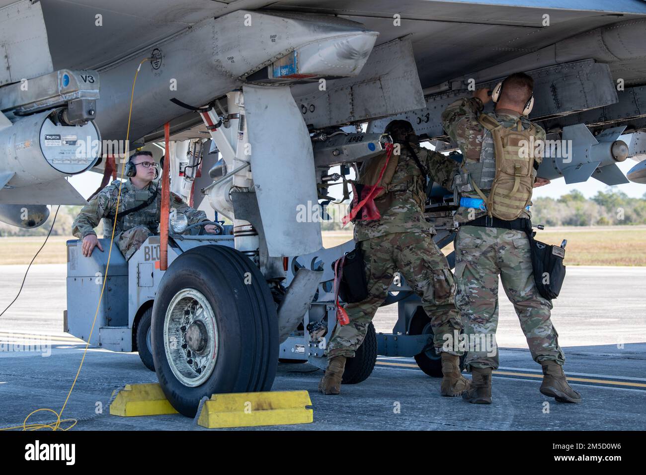 USA Air Force Airmen, die der 74. Fighter Generation Squadron zugeteilt sind, stellen eine GBU-38-Bombe auf eine A-10C Thunderbolt II auf, während eines integrierten Kampfzugs als Teil von Exercise Ready Tiger 22-01 in Avon Park, Florida, 1. März 2022. Avon Park diente als simulierter Notfallort für die Übung, wo Piloten auftanken und aufrüsten konnten. Ready Tiger ist eine Lead-Wing-Übung, bei der die Fähigkeit des Luftwaffenstützpunktes Moody getestet wird, Luftstützschwadronen einzusetzen, um bei der Erzeugung von Luftstrom im unteren Bereich zu helfen und Kommando und Kontrolle in umstrittenen Umgebungen aufrechtzuerhalten. Stockfoto