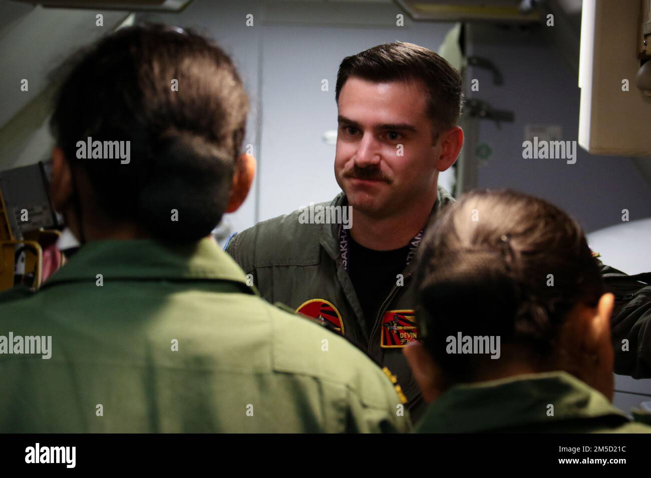 INS DEGA, Indien (3. März 2022) – Naval Aircrewman Operator 2. Class Devin Altman, zugewiesen zu den „Golden Swordsmen“ der Patrouillenstaffel (VP) 47, interagiert mit Mitgliedern der indischen Marineschwader (INAS) 312 vor einem Flug für die multilaterale Marineübung „MILAN 2022“ in INS Dega, Indien, 3. März 2022. VP-47 ist derzeit in der NAF Misawa, Japan, stationiert und führt Seepatrouillen, Aufklärungs- und Theateraufklärungsoperationen innerhalb des US-7.-Flottengebiets (C7F) durch, um den Befehlshaber, die Task Force 72, C7F und die USA zu unterstützen Ziele des Kommandos Indo-Pazifik in der gesamten Region. Stockfoto