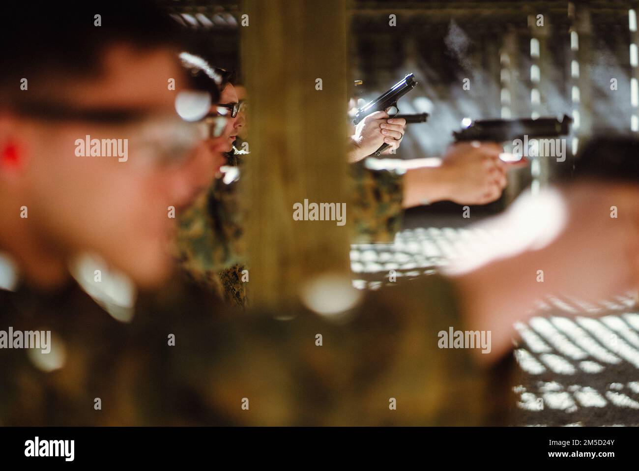 USA Marines mit der 26. Marine Expeditionary Unit feuert eine M9 Pistole während eines Qualifizierungskurses für Pistolen in Camp Lejeune, North Carolina, am 03. März 2022 ab. Marines und Matrosen behalten ihre Schussfähigkeiten mit jährlichen Qualifikationen, die ihre Fähigkeiten mit der Waffe belegen. Stockfoto