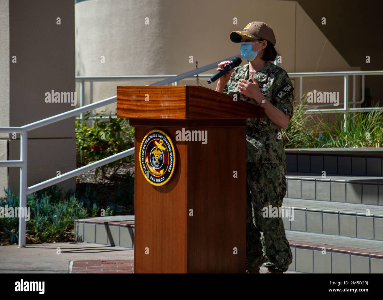 220303-N-XB470-1048 SAN DIEGO (3. März 2022) Kapitän Kim Davis, Befehlshaber des Navy Medicine Readiness and Training Command (NMRTC) San Diego, gibt während der Veranstaltung zum 151. Geburtstag des Navy Medical Service Corps (MSC) im Krankenhaus am 3. März eine Stellungnahme ab. Der MSC hat am 3. März 1871 Geburtstag. Die Mission von NMRTC San Diego besteht darin, die Mitglieder des Dienstes auf den Einsatz zur Unterstützung operativer Kräfte vorzubereiten, hochwertige Gesundheitsdienstleistungen zu erbringen und die Zukunft der Militärmedizin durch Ausbildung, Ausbildung und Forschung zu gestalten. NMRTC San Diego beschäftigt mehr als 6.000 Militär pro Stockfoto