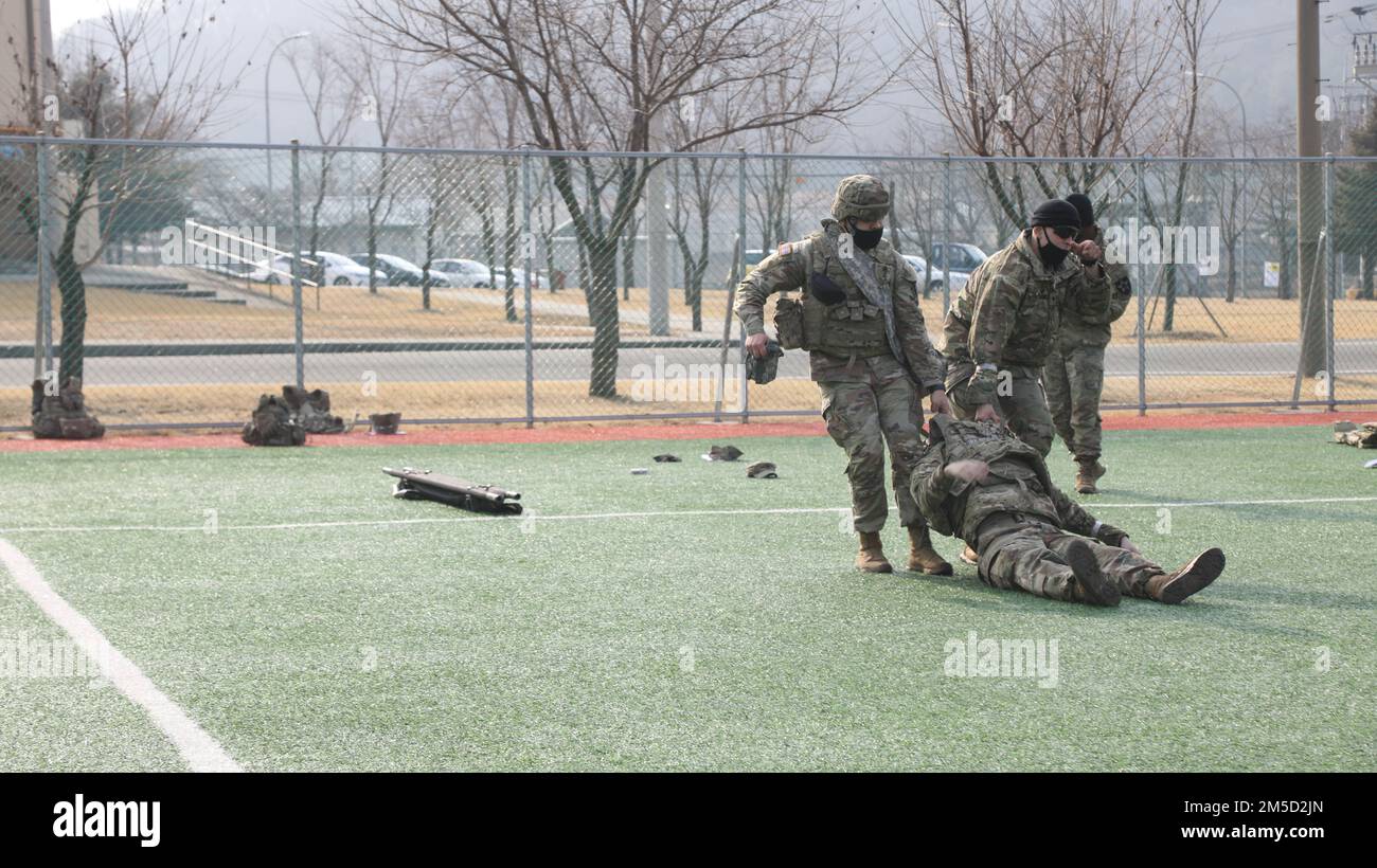 Soldaten der 210. Artillerie-Brigade, 1.-38. Artillerie-Regiment führen Kampfretter-Training in Camp Casey, Südkorea, 4. März 2022 durch. Ein wichtiger Teil von CLS ist die Brandpflege. Stockfoto