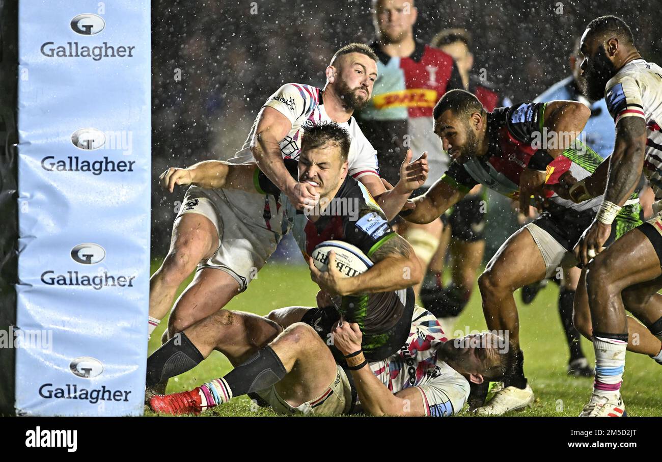 Twickenham, Vereinigtes Königreich. 27. Dezember 2022. Premiership Rugby. Harlequins V Bristol Bears. Die Treppe. Twickenham. Andre Esterhuizen (Harlequins) versucht, zur Linie zu gelangen, wird aber während des Rugby-Spiels Harlequins V Bristol Bears Gallagher Premiership von Sam Bedlow (Bristol) gehalten. Kredit: Sport In Pictures/Alamy Live News Stockfoto