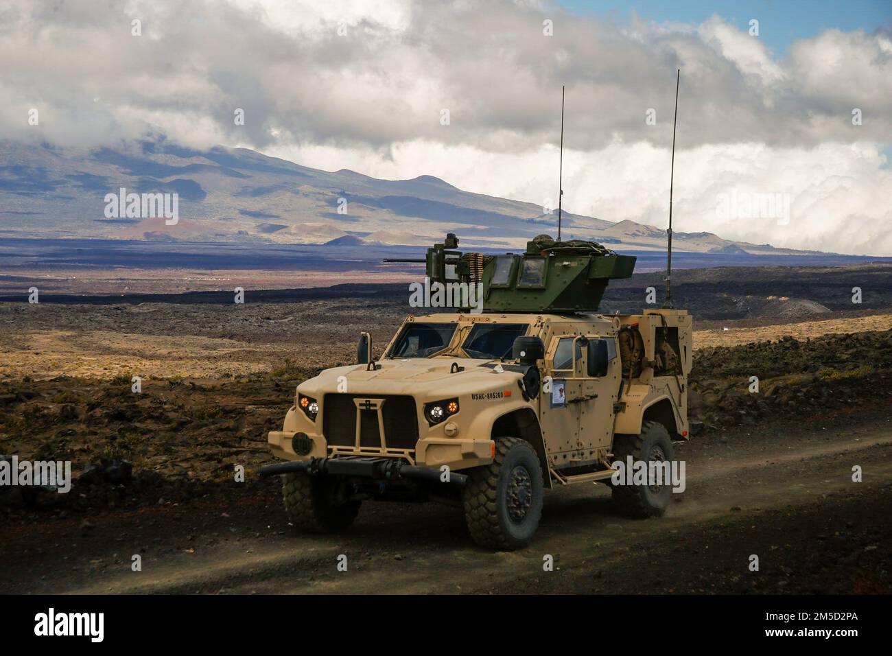 EIN US-AMERIKANISCHER Marine mit 1. Bataillon, 12. Marines, 3D. Marine Division feuert ein gemeinsames leichtes taktisches Fahrzeug mit M240B Maschinengewehr ab, während Spartan Fury 22,1 am Pohakuloa Training Area, Hawaii, 3. März 2022 eine Konvoi-Bewegung durchführt. Spartan Fury ist eine Übung auf Bataillonsebene, die dazu dient, die Langstreckenkommunikation zu verfeinern, durch Integration von Marinebeständen, Missionsabwicklung vom Bataillon bis zu den Abschussabschnitten und durch Futtersuche im 21. Jahrhundert. Stockfoto