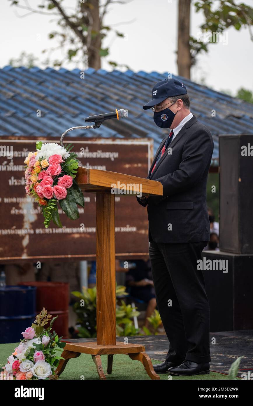 James Wayman, stellvertretender Missionsleiter der USA Embassy in Thailand, hält eine Rede während der Einweihungszeremonie für ein neues Klassenzimmer, das während der Übung Cobra Gold 2022 in der Nong Bon Wittayakhom School, Trat, Königreich Thailand, 3. März 2022 erbaut wurde. Marines von der Stützschwadron 172, 1. Marine Aircraft Wing, zusammen mit Mitgliedern der malaysischen Streitkräfte und des Royal Thai Marine Corps bauten in dieser Zeit das neue Klassenzimmer für die Nong Bon Wittayakhom Schule, eine Sekundarschule im Bo Rai District. CG 22 ist die 41. Iteration der internationalen Trainingsübungen Stockfoto