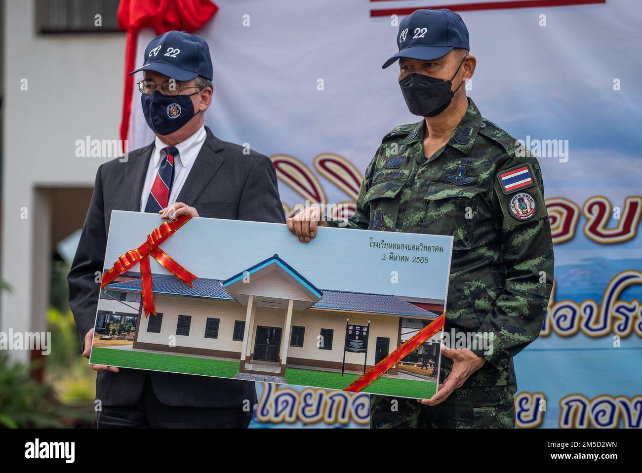 James Wayman, stellvertretender Leiter der US-Mission Botschaft in Thailand und Royal Thai Army General Suphachok Thawatpeerahai, Cobra Gold 22 Deputy Chief of Defense Forces, erhalten ein Erinnerungsfoto während der Einweihungszeremonie für ein neues Klassenzimmer, das während der Übung Cobra Gold 2022 in der Nong Bon Wittayakhom School, Trat, Königreich Thailand, 3. März 2022 gebaut wurde. Marines von der Stützschwadron 172, 1. Marine Aircraft Wing, zusammen mit den malaysischen Streitkräften und dem Royal Thai Marine Corps, bauten während dieser Zeit das neue Klassenzimmer für die Nong Bon Wittayakhom School, A seco Stockfoto
