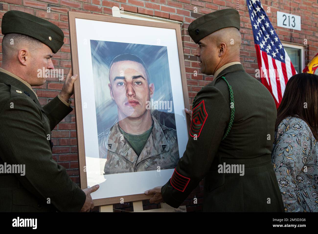 USA Marines und Familie mit 2. Bataillon, 6. Marineregiment ehrt Lance CPL. Cody Childers in einer Zeremonie an Bord des Marinekorps Basislagers Lejeune, North Carolina, 3. März 2022. Childers wurde am 20. August 2010 im Einsatz getötet, während er in der afghanischen Provinz Helmand diente. 2/6 ernannte ihren Konferenzraum auf dem Kommandodeck zum „Cody Childers“-Raum für seinen Geist, der verkörpert, was es bedeutet, ein Spartaner aus dem Jahr 2/6 zu sein. Stockfoto