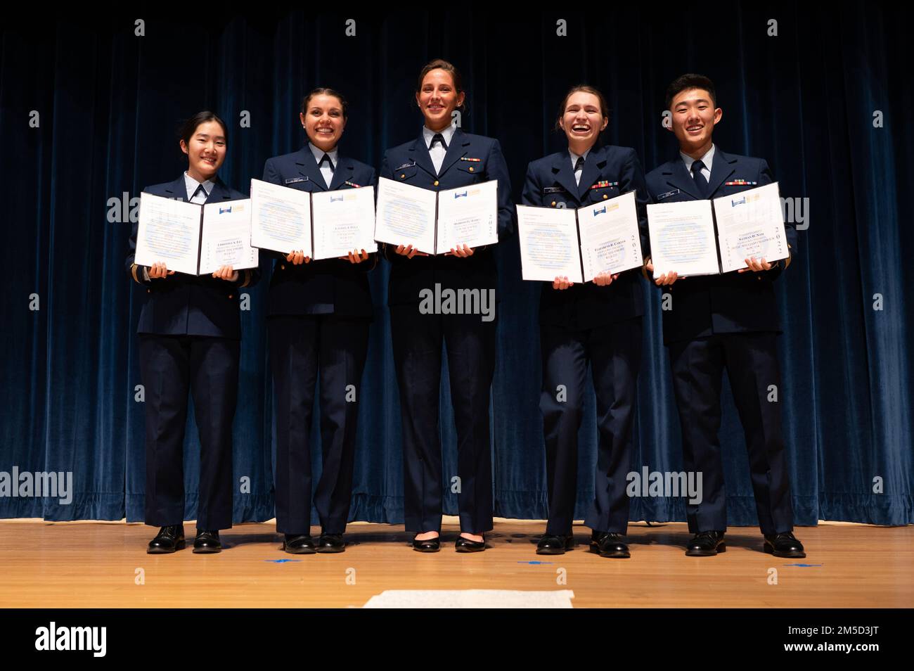 Kadetten der Klasse 2022 in den USA Die Akademie der Küstenwache erhält ihre ersten Aufgaben während der Billet-Nacht am 3. März 2022. Als eines der am meisten erwarteten Ereignisse des 200-wöchigen Kadettenprogramms ist Billet Night eine Nacht voller Energie und Aufregung, während die Kadetten in der Nähe von Commencement als Offiziere in den USA in auftrag gegeben werden Küstenwache. Stockfoto