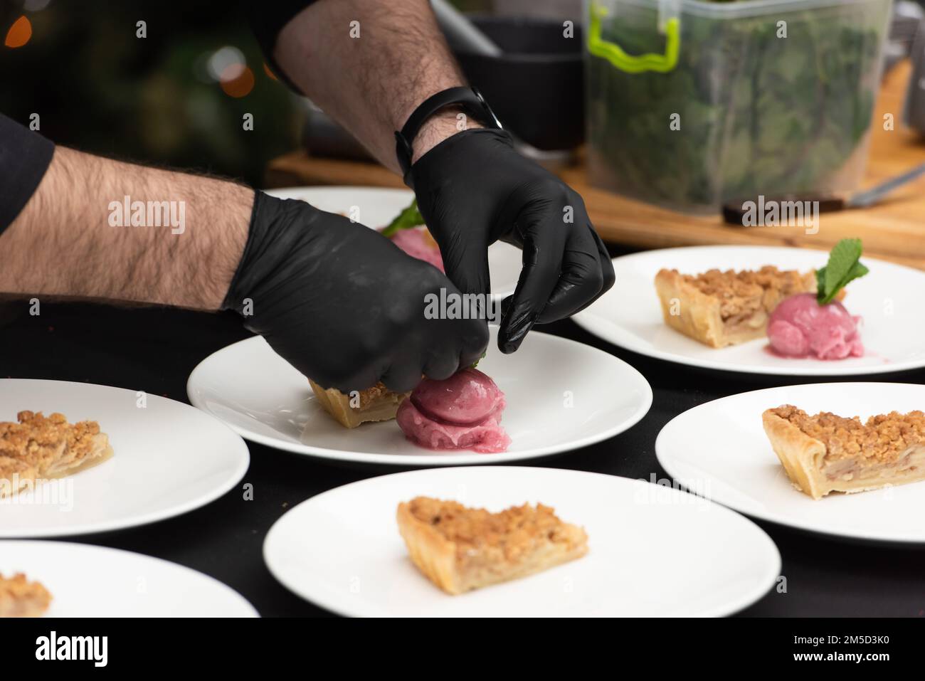 Der Chef serviert ein Stück Apfelkuchen und Sorbet Stockfoto
