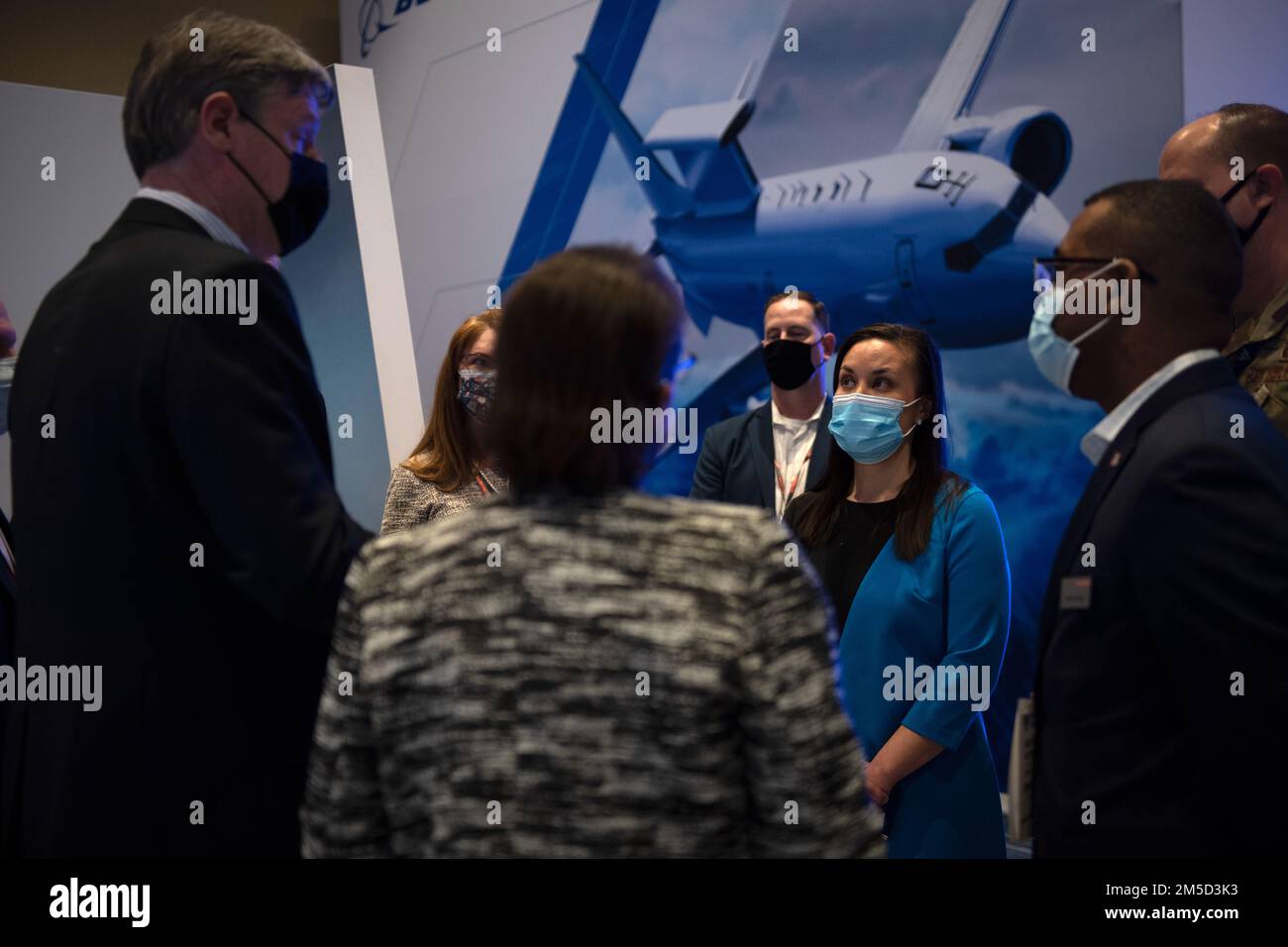 Unterstaatssekretärin der Air Force Gina Ortiz Jones trifft Branchenführer beim Air Warfare Symposium der Air Force Association in Orlando, Florida. 3. März 2022. Stockfoto