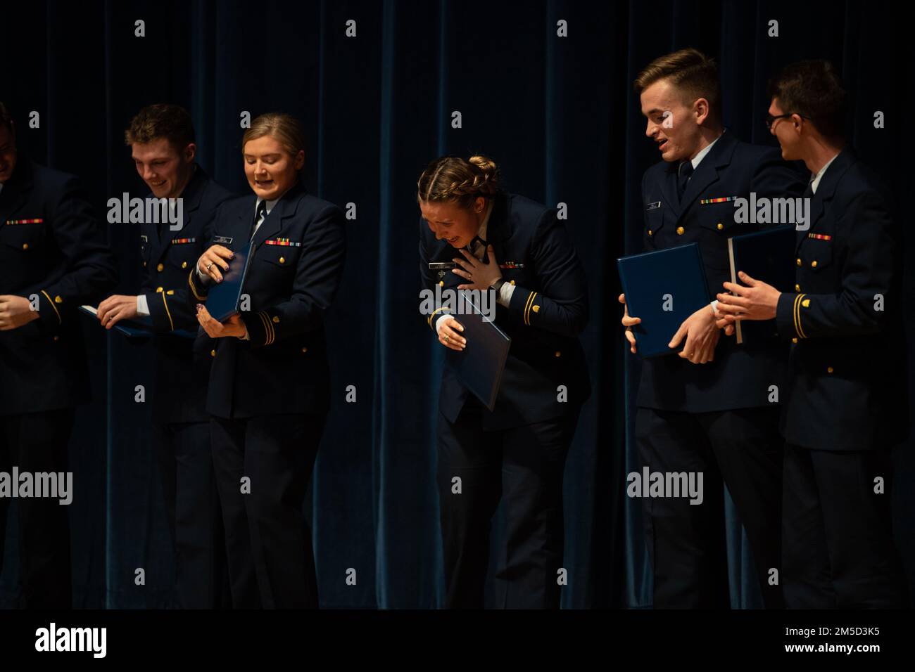 Kadetten der Klasse 2022 in den USA Die Akademie der Küstenwache erhält ihre ersten Aufgaben während der Billet-Nacht am 3. März 2022. Als eines der am meisten erwarteten Ereignisse des 200-wöchigen Kadettenprogramms ist Billet Night eine Nacht voller Energie und Aufregung, während die Kadetten in der Nähe von Commencement als Offiziere in den USA in auftrag gegeben werden Küstenwache. Stockfoto