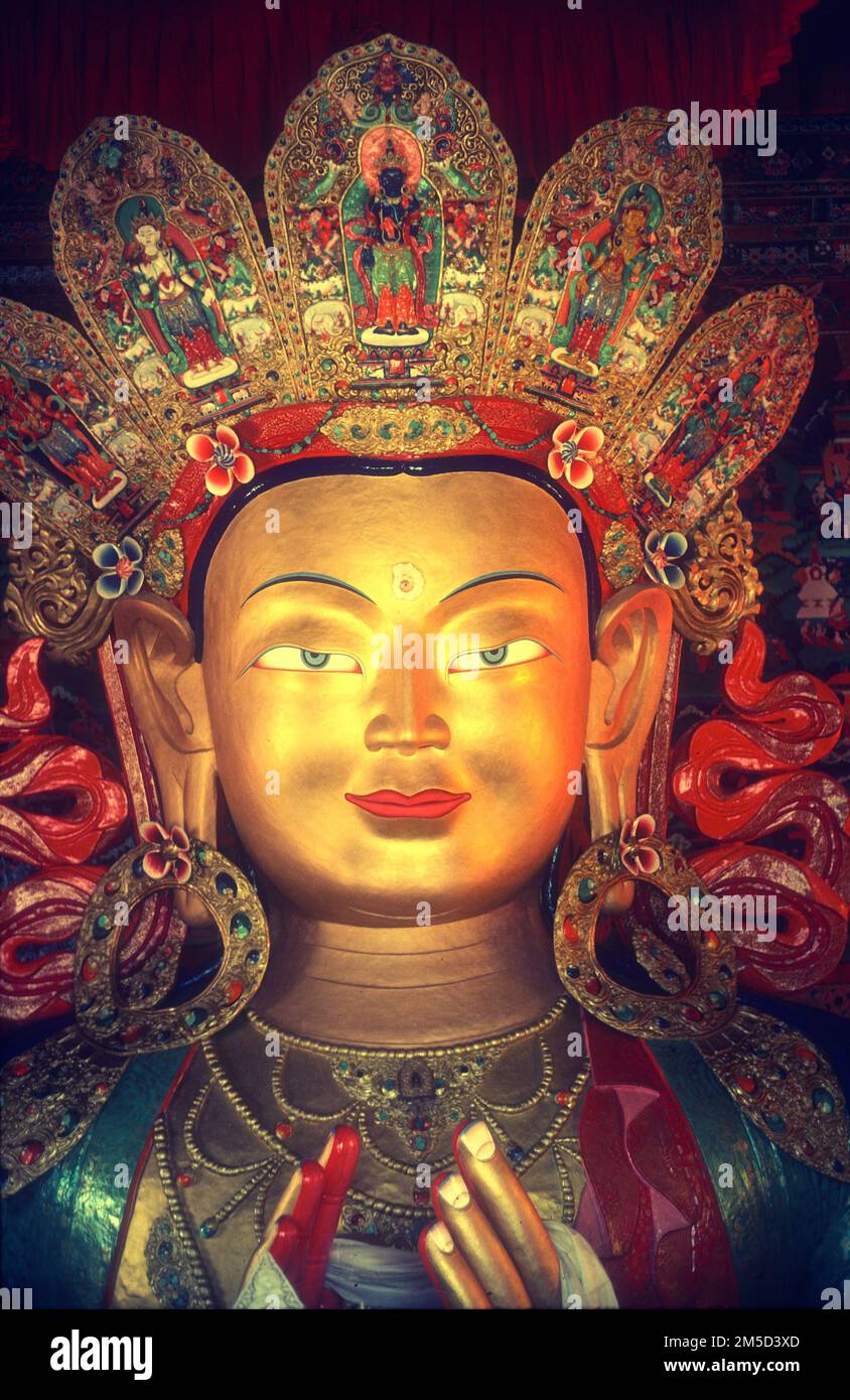 Goldene Buddha-Gottheit im Thikse Gompa (buddhistisches Kloster), Ladakh, Indien. Ladakh ist ein dünn besiedeltes Gebiet in Nordindien, dessen Bevölkerung überwiegend tibetische Buddhisten sind. Stockfoto
