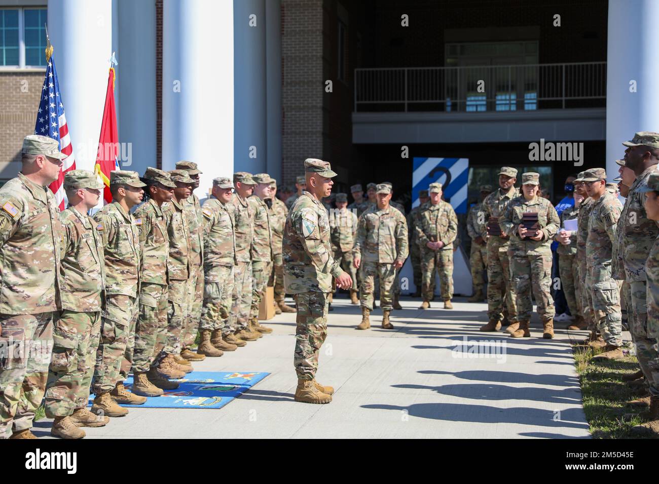 Kommandoleiter Jaime Lopez, der hochrangige Berater des 2. Kampfteams der Armor-Brigade, 3. Infanteriedivision, spricht mit den Soldaten während einer Zeremonie zur Wiedereinstellung, wie stolz er auf ihre Entscheidung ist, weiterhin in Fort Stewart, Georgia, zu dienen, am 03. März 2022. Diese Soldaten demonstrieren ihr Engagement für ihr Land, indem sie sich während der sich entwickelnden Situation in Europa wieder engagieren. Stockfoto