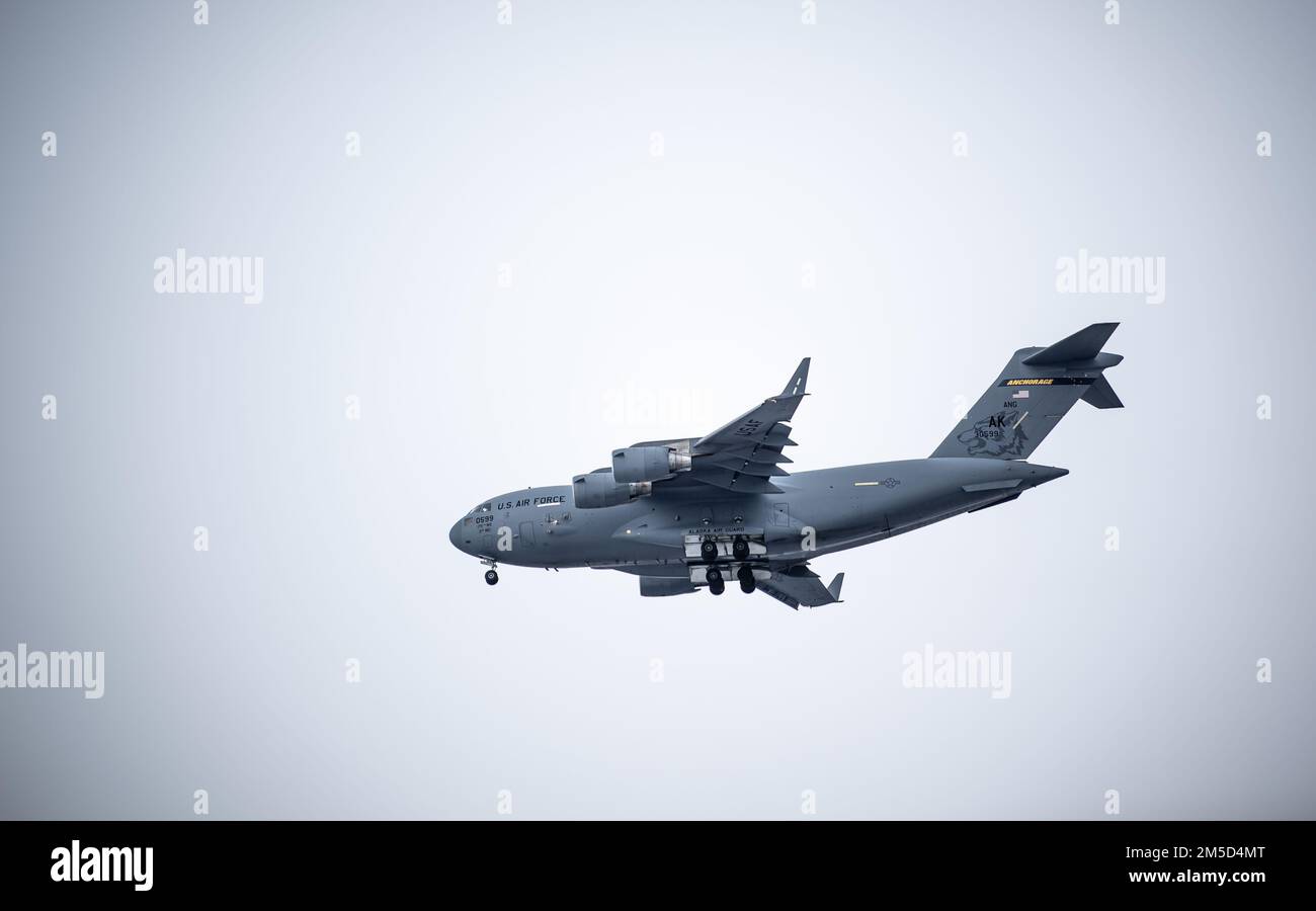 Ein C-17A Globemaster III, der der Luftwaffe Alaska zugeteilt wurde, bereitet sich auf die Landung auf der Basis Elmendorf-Richardson, Alaska, während der USA vor Northern Command Übung ARCTIC EDGE 2022 am 3. März 2022. AE22 ist eine alle zwei Jahre stattfindende Homeland Defense-Übung, die eine qualitativ hochwertige und effektive gemeinsame Schulung bei kaltem Wetter bietet. Stockfoto