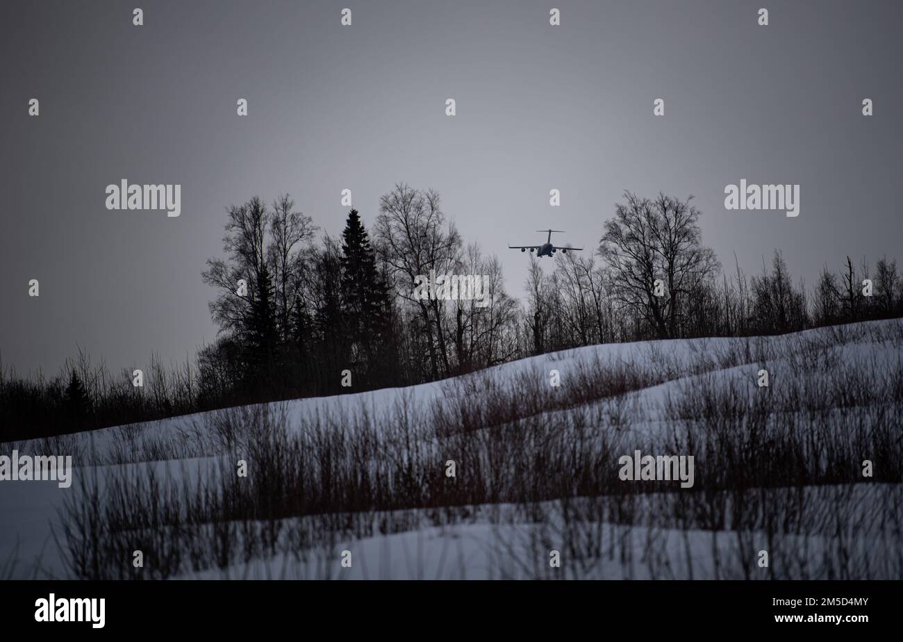 Ein C-17A Globemaster III, der der Luftwaffe Alaska zugeteilt wurde, bereitet sich auf die Landung auf der Basis Elmendorf-Richardson, Alaska, während der USA vor Northern Command Übung ARCTIC EDGE 2022 am 3. März 2022. AE22 ist eine alle zwei Jahre stattfindende Homeland Defense-Übung, die eine qualitativ hochwertige und effektive gemeinsame Schulung bei kaltem Wetter bietet. Stockfoto