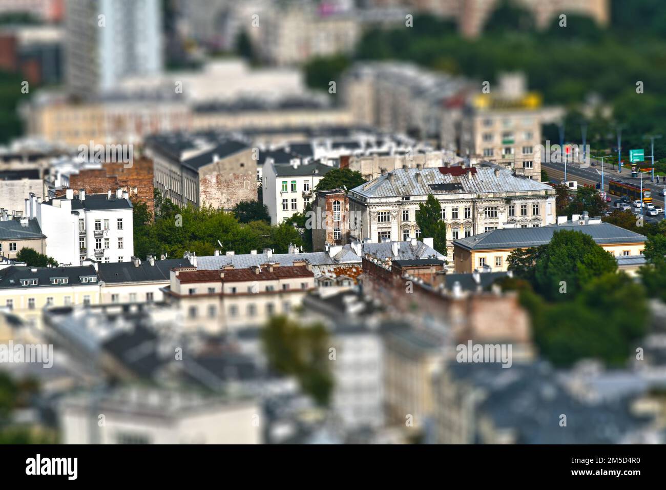 Blick auf historische Gebäude im Stadtzentrum von Warschau mit Kippschubeffekt, der an Maquette erinnert Stockfoto