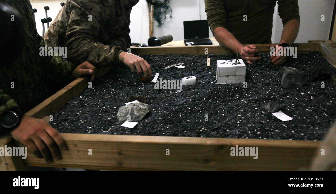 USA Navy SEALs diskutieren Manöver für Übung ARCTIC EDGE 2022 in Kodiak, Alaska, 3. März 2022. AE22 ist ein US-amerikanisches Übung des Kommandobereichs Nord auf Einladung des Kommandobereichs Alaska, wo das Spezialkommando Nord seine Spezialeinsatzkräfte in der extremen Kälte demonstrieren kann. Stockfoto