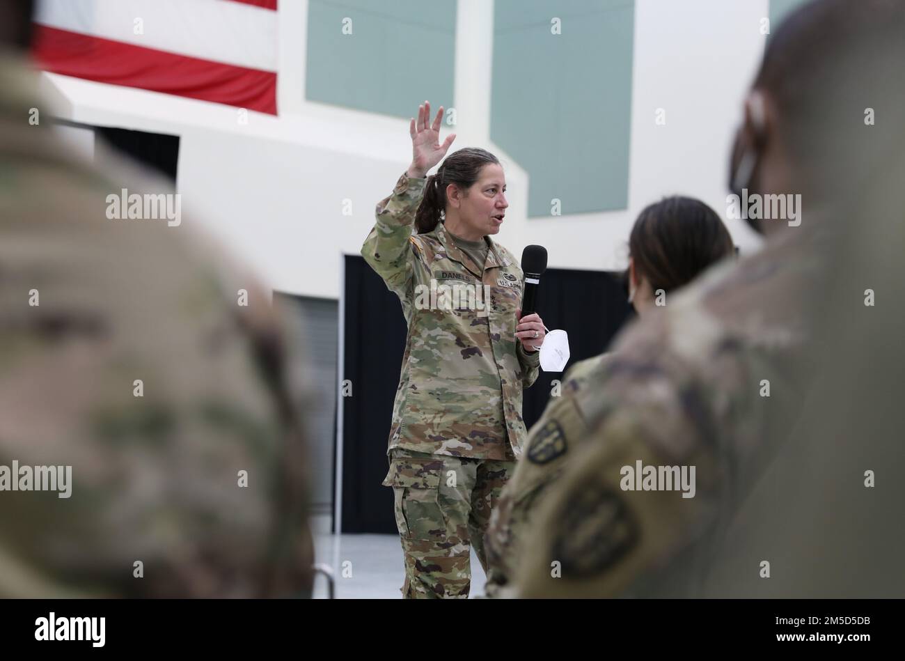 Generalleutnant Jody Daniels, Chief of Army Reserve, besuchte das Hauptquartier des Army Reserve Medical Command in Pinellas Park, Florida, am 3. März 2022, dankte der Einheit für die Ausführung ihrer medizinischen Mission und würdigte einige Soldaten für herausragende Leistungen. „Wir schickten Sie in 85-köpfigen Teams durch das ganze Land, um auf COVID-19 zu reagieren, und Sie reagierten auf den Anruf, übernahmen die Verantwortung und sorgten dafür, dass alles geschehen konnte“, sagte sie während ihres Besuchs. Stockfoto