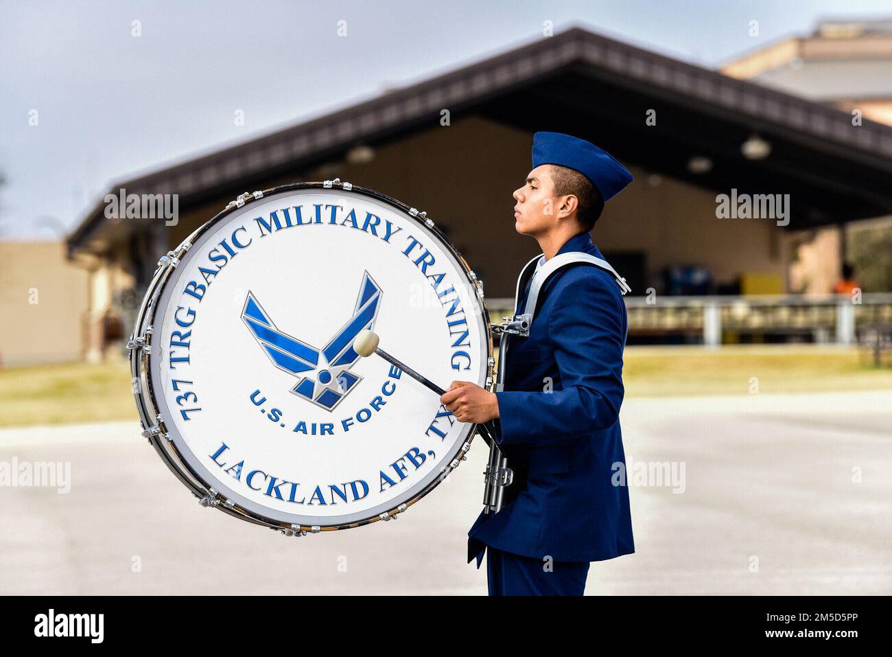 GEMEINSAMER STÜTZPUNKT SAN ANTONIO-LACKLAND, TEXAS – Mehr als 600 Airmen und Wächter, die der 326. Trainingsschwadron zugewiesen wurden, absolvierten am 3. März 2022 die Grundausbildung des Militärs. Generalleutnant Scott Pleus, 7. Luftwaffenkommandant, und Chief Master Sgt. Alvin Dyer, 7. AF-Kommandochef, haben die Zeremonie überprüft. Stockfoto