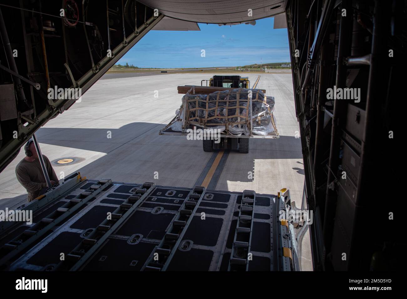 Ein Flugzeug der Nevada Air National Guard C-130 Hercules wird während einer Trainingsmission auf der Marine Corps Base Kaneohe Bay, Hawaii, am 2. März 2022 abgeladen. Die Besatzung der Nevada hatte Fracht und Passagiere von Maui während einer groß angelegten Übung transportiert, die verschiedene hawaiianische Inseln umfasste. Stockfoto