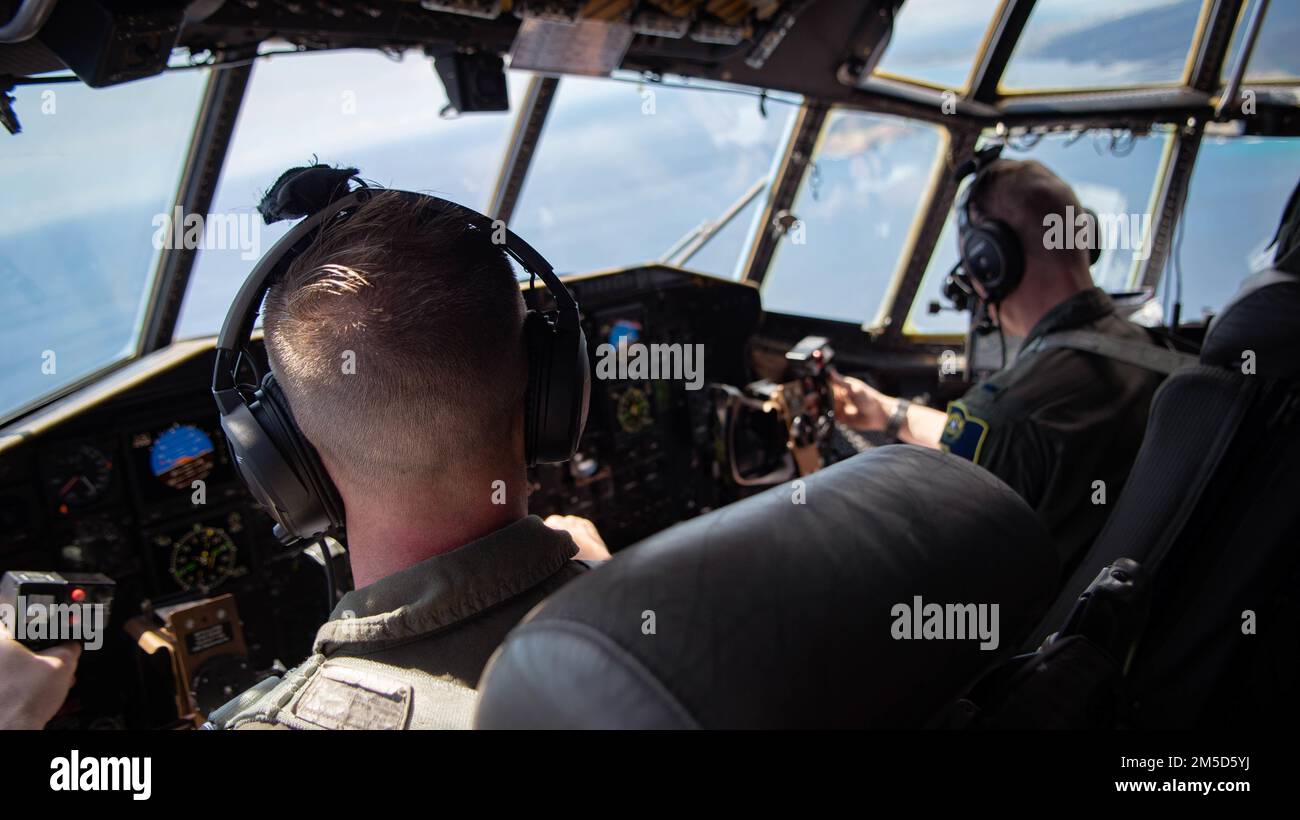 Ein Flugzeug des Typs Nevada C-130 Hercules fliegt am 2. März 2022 über den Pazifischen Ozean außerhalb von Hawaii. Die Nevada Air National Guard ist spezialisiert auf die Bereitstellung taktischer Lufttransporte und Lufttransporte zu verschiedenen Orten auf der ganzen Welt bei Bedarf. Stockfoto