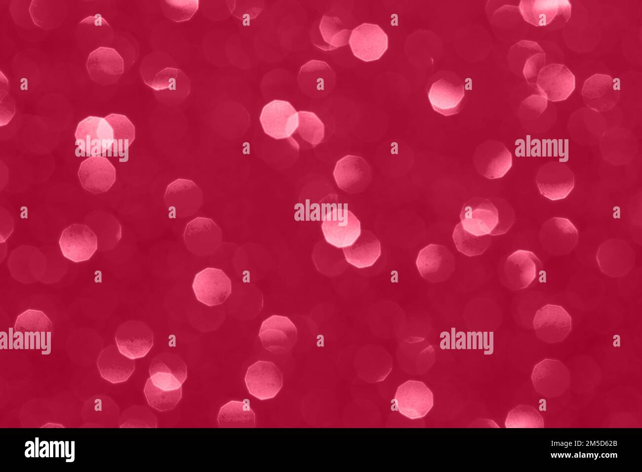 Hintergrund Viva Magenta mit verschwommenem Glitzereffekt. Pantone-Farbe des Jahres 2023, verschwommen. Stockfoto