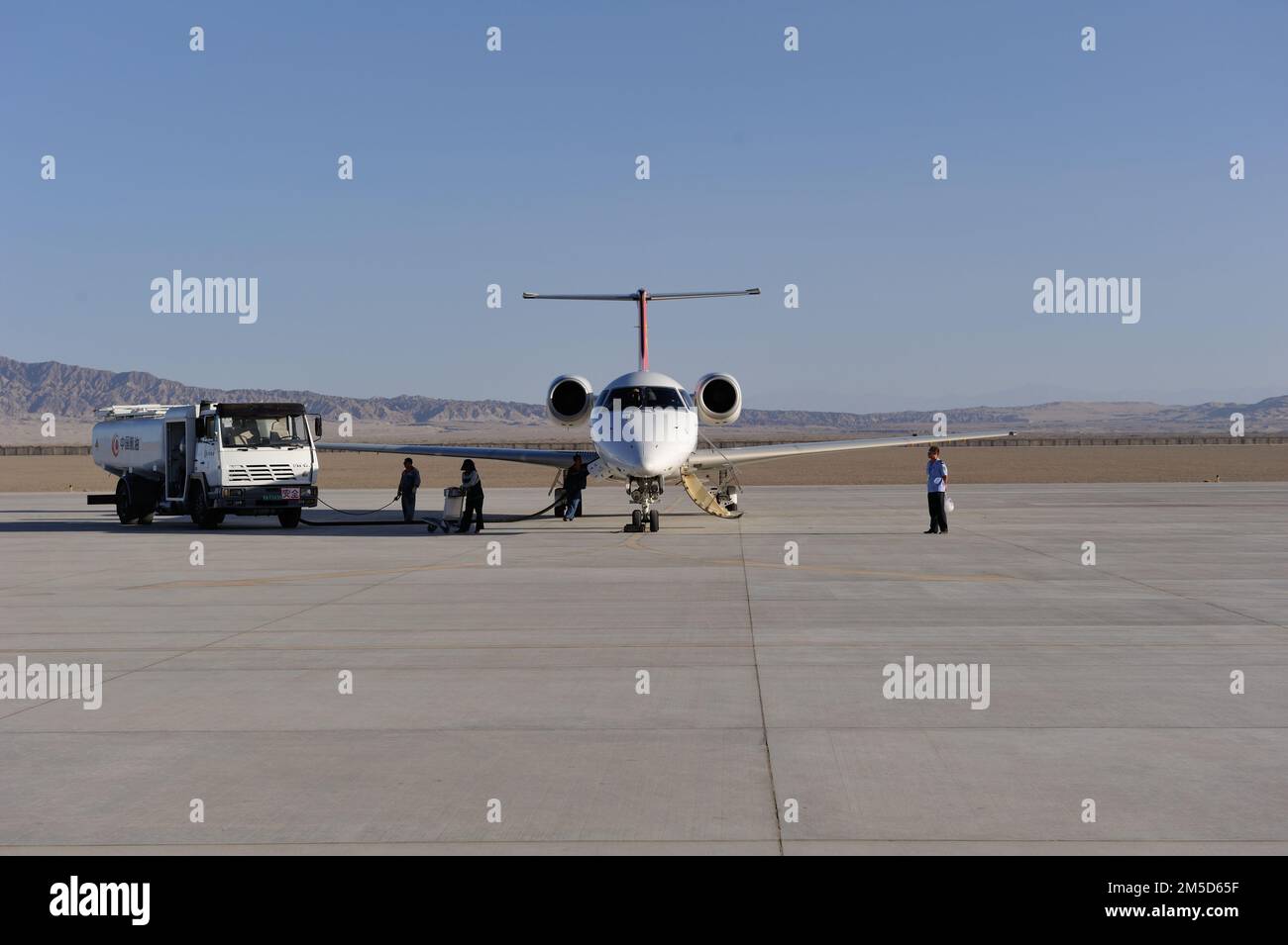Ein Betankungsflugzeug am Flughafen in China Stockfoto