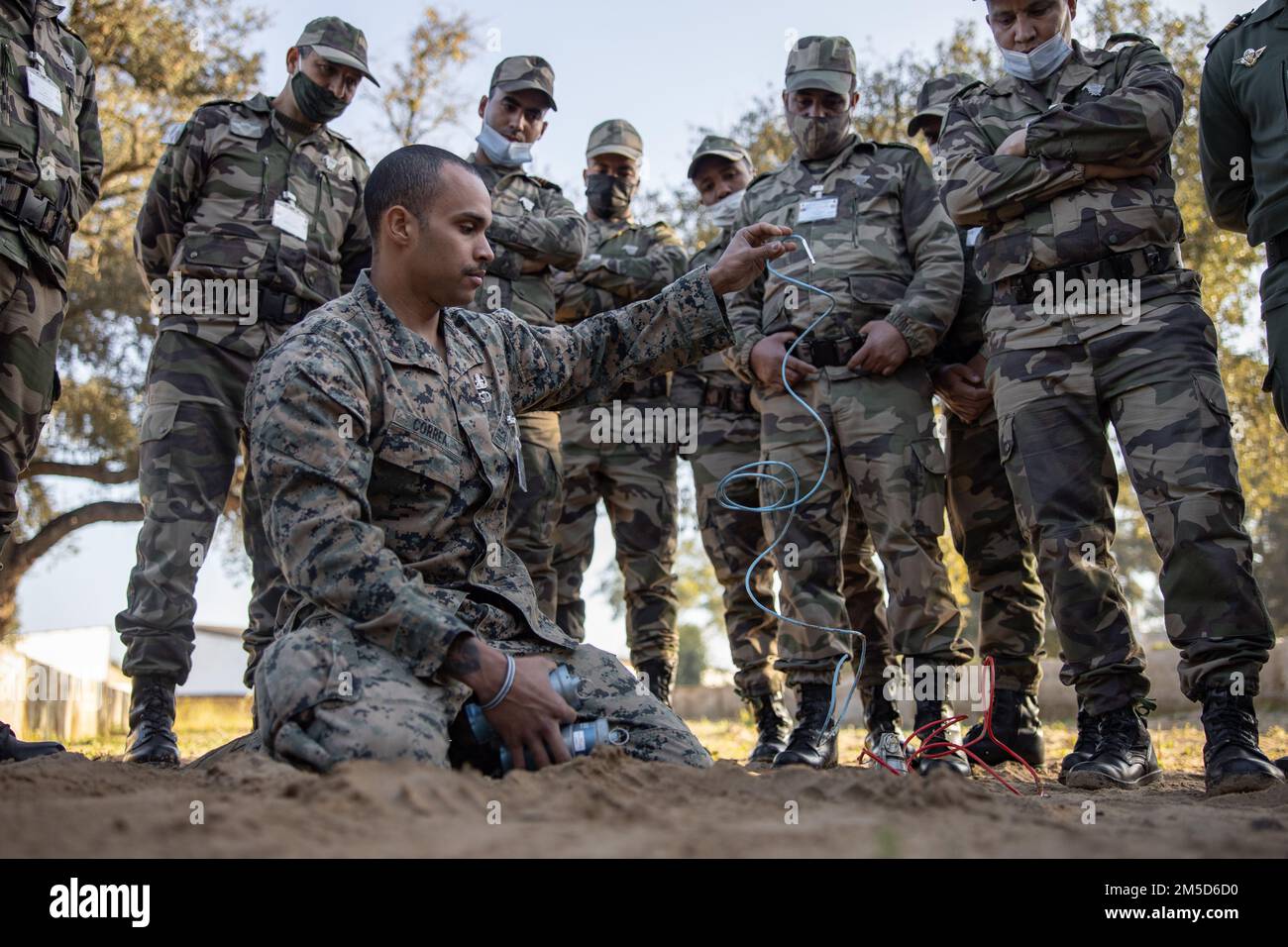 USA Marinekorps Sergeant Tyler Correa, ein Techniker für die Beseitigung von Sprengkörpern, mit 8. Maschinenstützbataillon, 2. Marine Logistics Group, unterrichtet königliche marokkanische Streitkräfte (FAR) in Marokko am 2. März 2022. Marines, Matrosen und Mitglieder der Utah National Guard nehmen an Humanitarian Mine Action, Explosive Ordnance Disposal (EOD) Morocco 2022 Teil, wo die USA Die EOD-Techniker überwachen die EOD-Validierung der Soldaten der Royal Marokcan Armed Forces, um die Bemühungen zur Schaffung einer EOD-Fähigkeit innerhalb der FAR fortzusetzen. Stockfoto