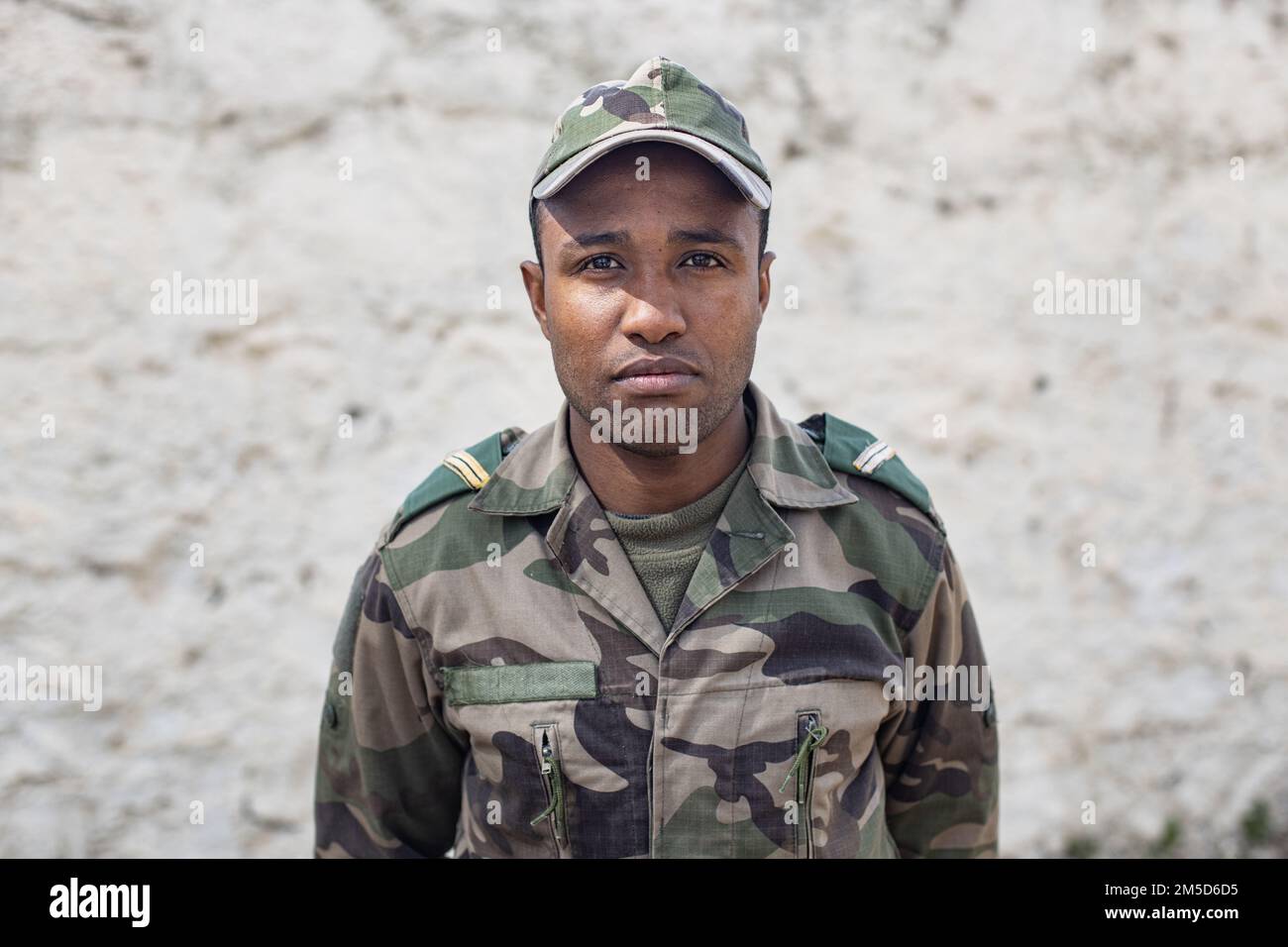 Ein Techniker der Royal Moroccan Armed Forces (FAR) Soldier Explosive Kampfmittelbeseitigung (EOD) posiert für ein Foto in Marokko am 2. März 2022. Marines, Matrosen und Mitglieder der Utah National Guard nehmen an Humanitarian Mine Action, Explosive Ordnance Disposal (EOD) Morocco 2022 Teil, wo die USA Die EOD-Techniker überwachen die EOD-Validierung der Soldaten der Royal Marokcan Armed Forces, um die Bemühungen zur Schaffung einer EOD-Fähigkeit innerhalb der FAR fortzusetzen. Stockfoto